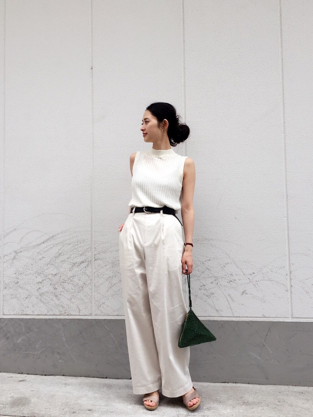 「TODAYFUL、オトナカジュアル、white、ラフ、ハイウエスト、タックパンツ、ワントーンコーデ、シンプル、白ニット、サンダル」｜「TODAYFULのTODAYFUL(トゥディフル) "Rib Knit Tanktop"リブニットタンクトップ（Tシャツ/カットソー、ホワイト系）」を使った、Hinaさん（レディース・156cm）の夏コーディネートの1枚目の写真