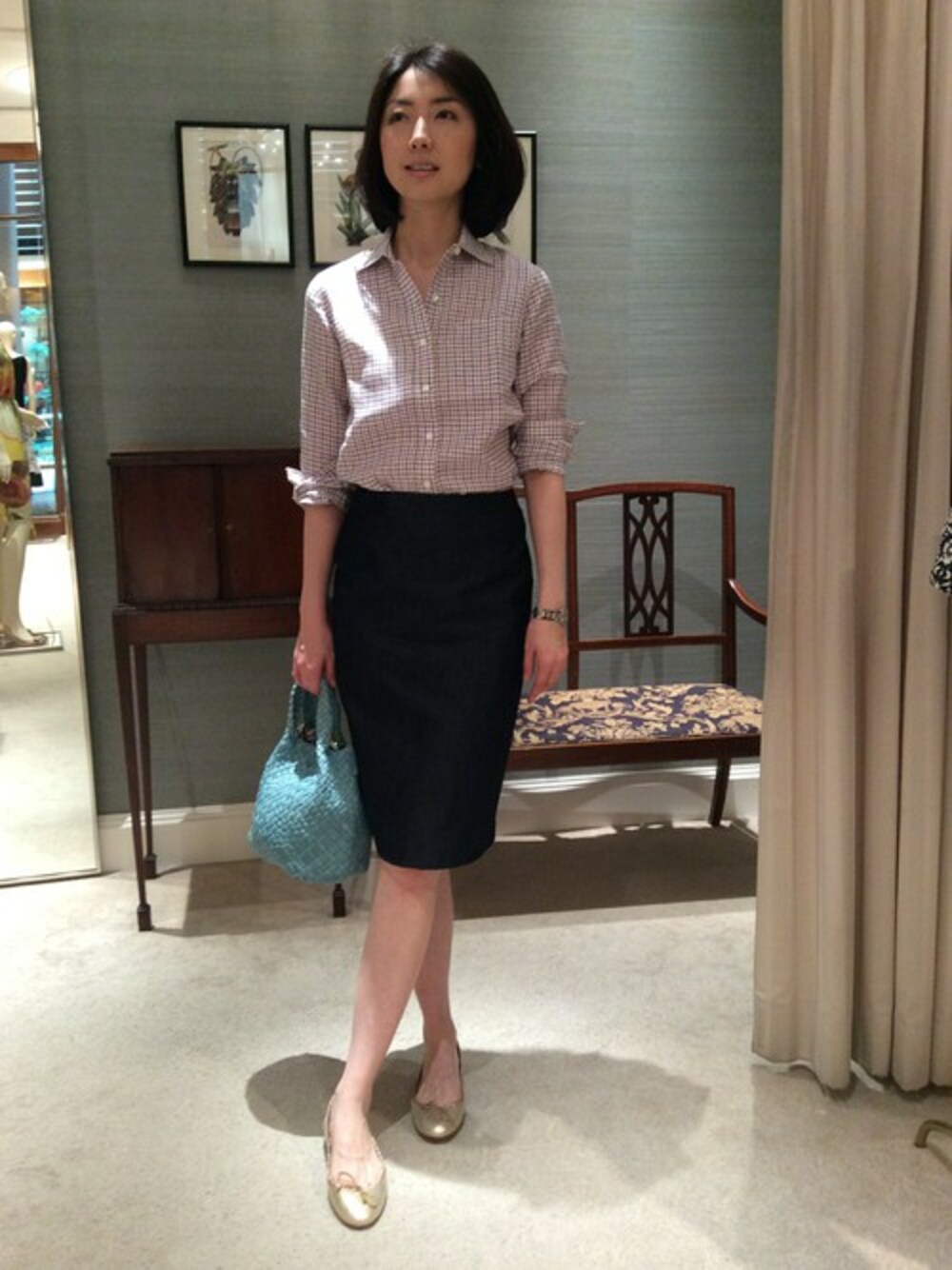 ホワイト系のシャツ/ブラウス、ブルー系のスカートを着用したレディースの春コーディネートの1枚目の写真