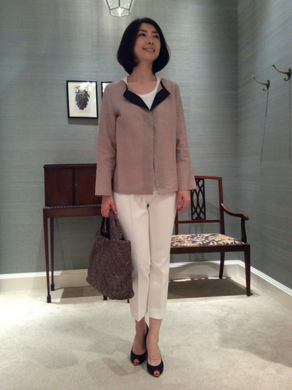 グレー系のシャツ/ブラウス、ホワイト系のTシャツ/カットソー、ホワイト系のスラックスを着用したレディースの夏コーディネートの1枚目の写真