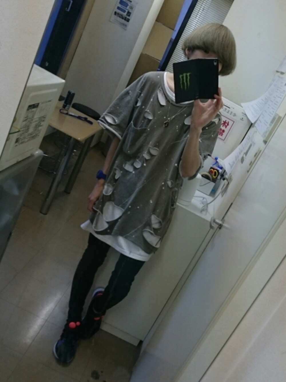 グリーン系のTシャツ/カットソー、ブラック系のその他パンツ、ブラック系のスニーカーを着用したメンズの夏コーディネートの1枚目の写真