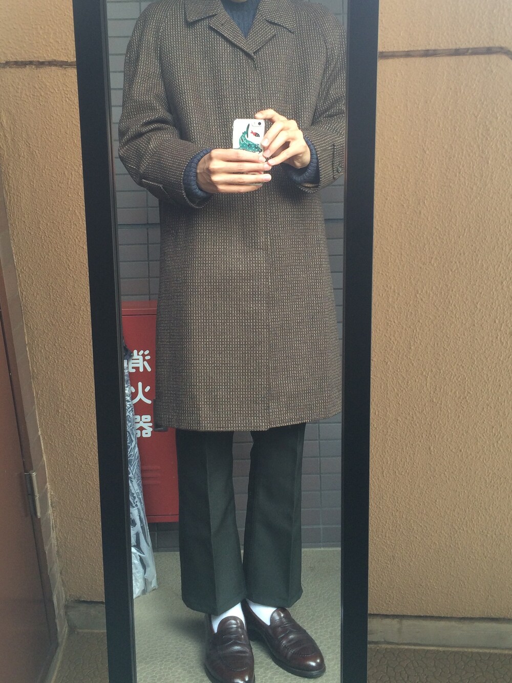 「ステンカラーコート、ビンテージ、ALDEN、ローファー、NEEDLES、LL.Bean、白ソックス、スラックス、チドリ柄」｜「ALDENのアイテム（その他シューズ、その他）」を使った、トレンディエンジェルさん（メンズ・171cm）の春コーディネートの1枚目の写真