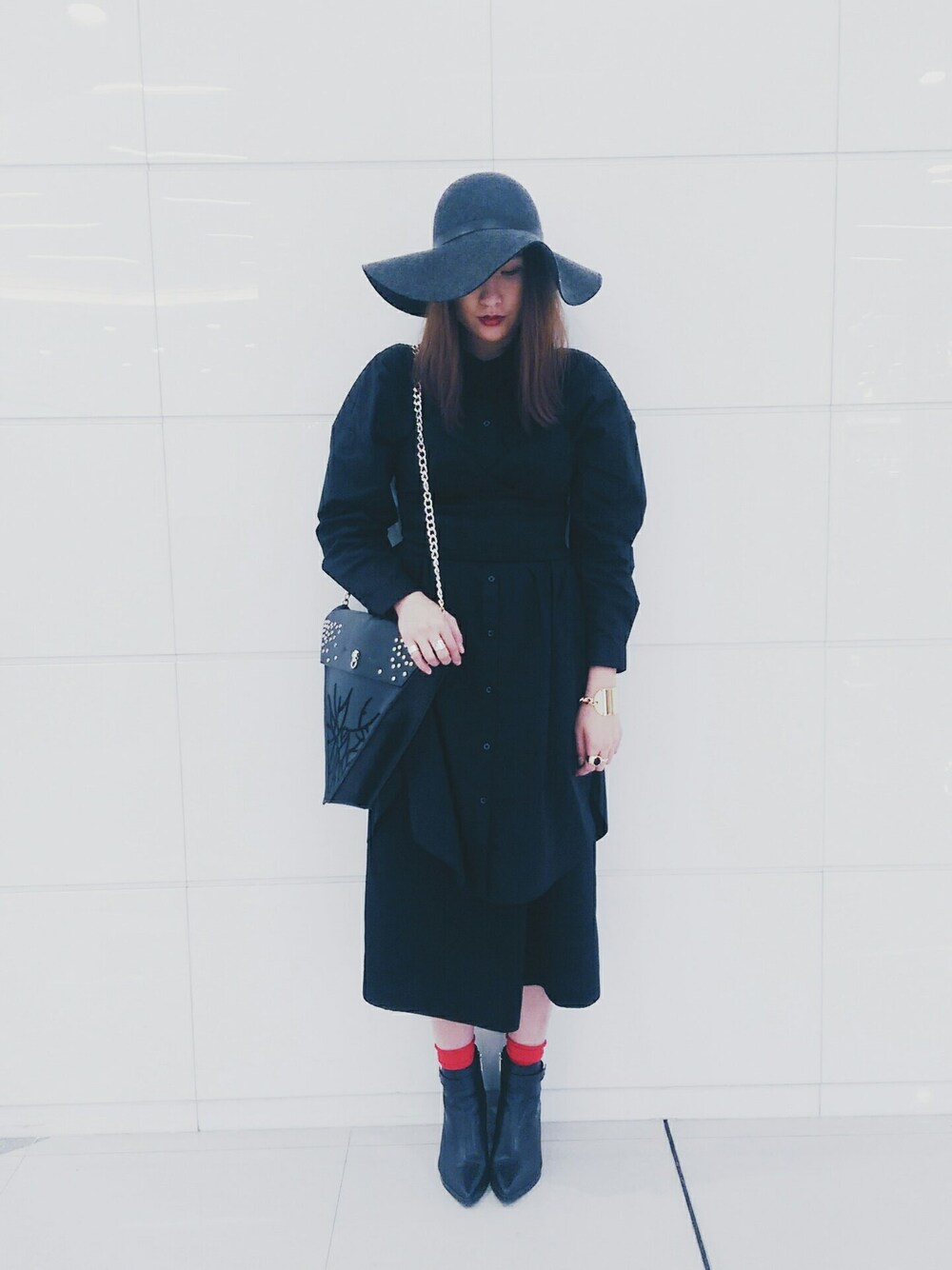 「hongkong、girl、ootd、ydc2015、fashion、STYLE、ALL BLACK、redsocks」｜「MONKIのアイテム（スラックス、ブラック系）」を使った、eugeniaw.さん（レディース・170cm）の冬コーディネートの1枚目の写真