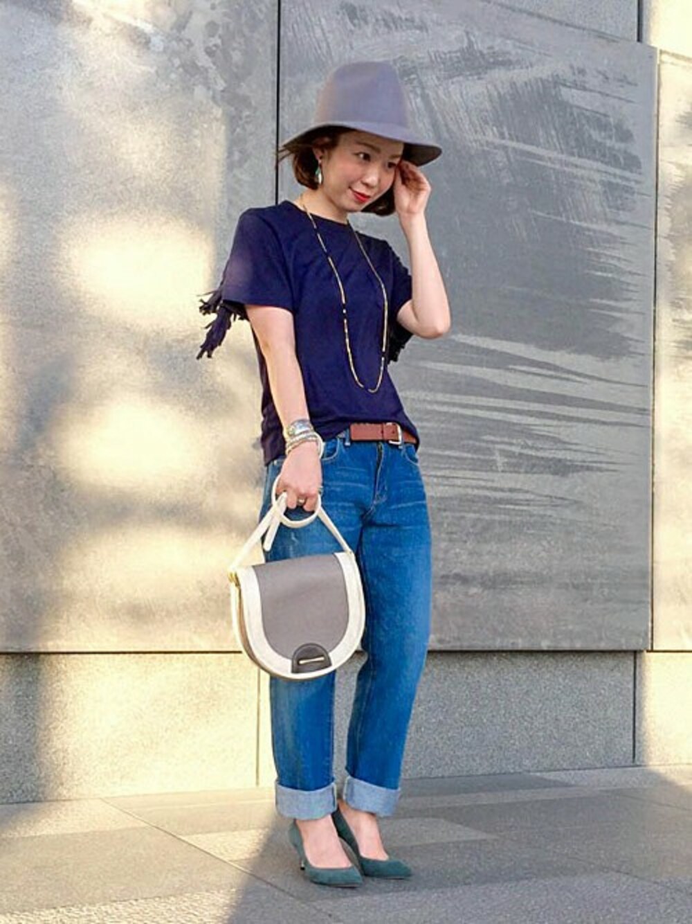 ブルー系のその他パンツ、ゴールド系のイヤリングを着用したレディースの夏コーディネートの1枚目の写真