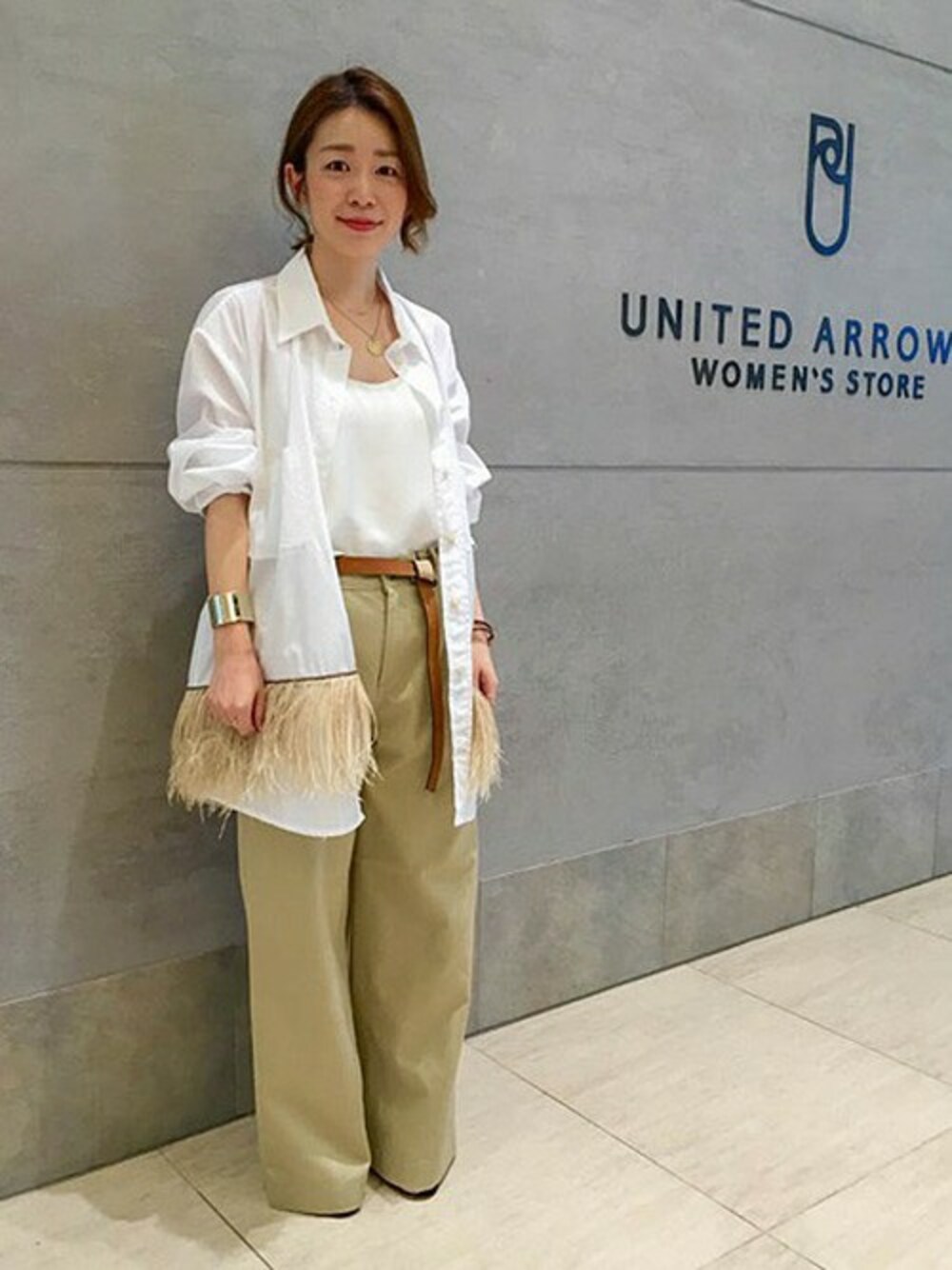 ホワイト系のシャツ/ブラウス、ベージュ系のその他パンツ、ブラック系のサンダルを着用したレディースの春コーディネートの1枚目の写真