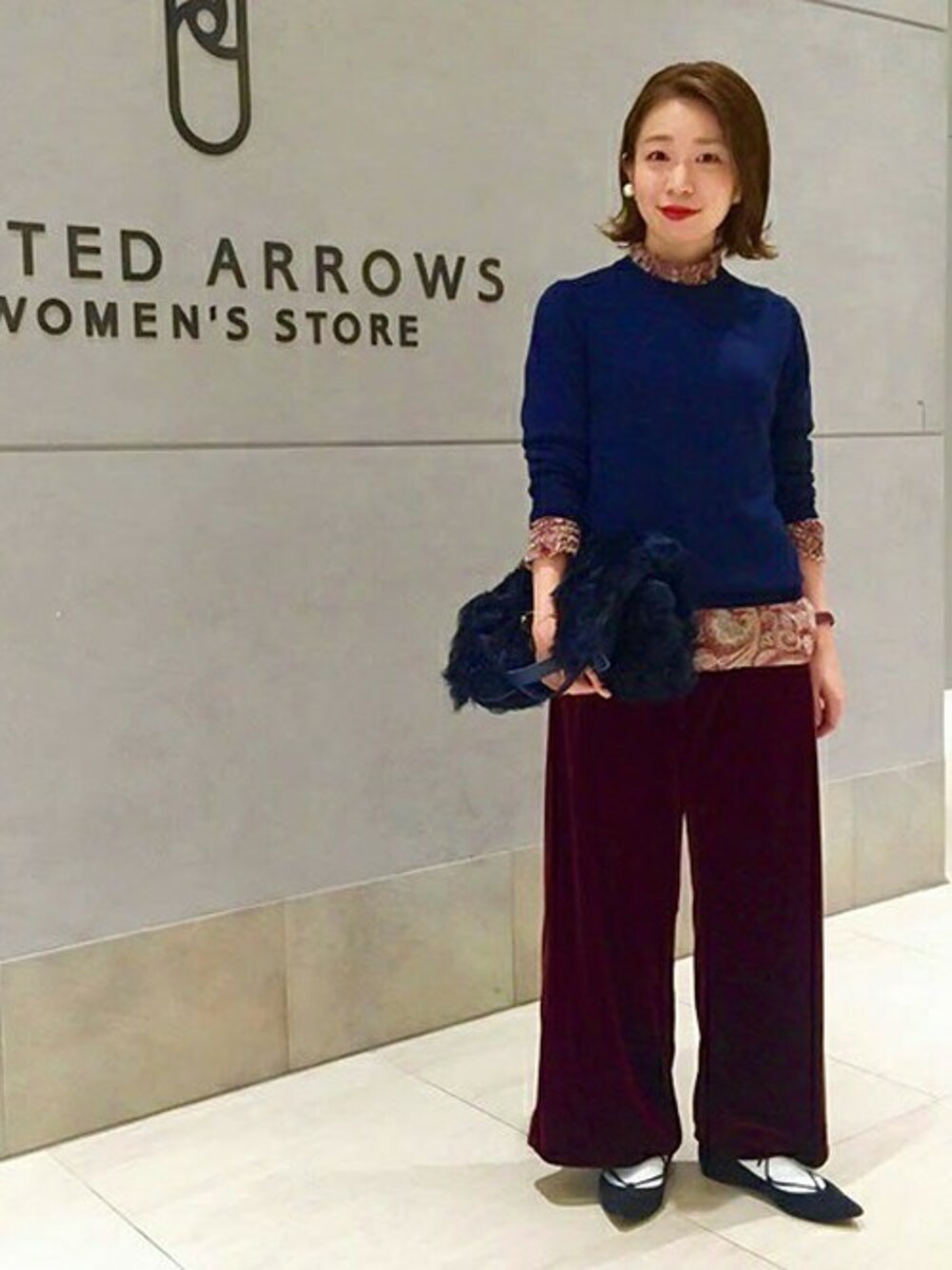 「秋のコーデ、united arrows、ペイズリー、ポインテッドトゥ、ファークラッチ、ネイビーニット、womens、ベロアパンツ」｜「UNITED ARROWSのUGBT W クルーネック ロングスリーブ ニット（ニット/セーター、ブルー系）」を使った、UNITED ARROWSさん（レディース・154cm）の秋コーディネートの1枚目の写真