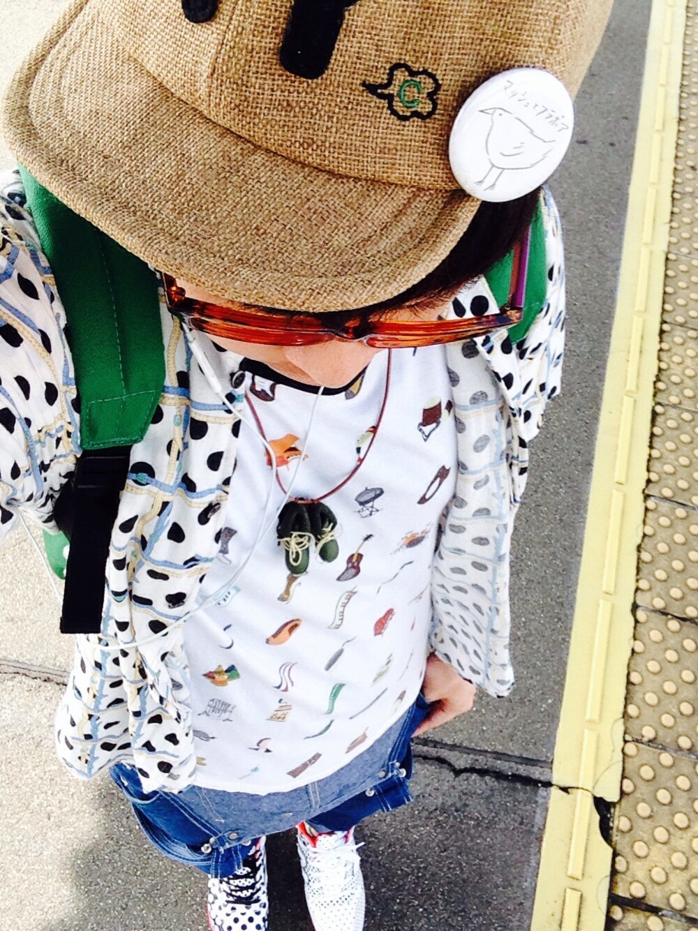 「FRAPBOIS、ドットシャツ、柄Tシャツ、ニューバランス、マンハッタンポーテージ、キャップ」｜「FRAPBOISのロゴキャップ（キャップ、ベージュ系）」を使った、たかやんさん（メンズ・165cm）の夏コーディネートの1枚目の写真