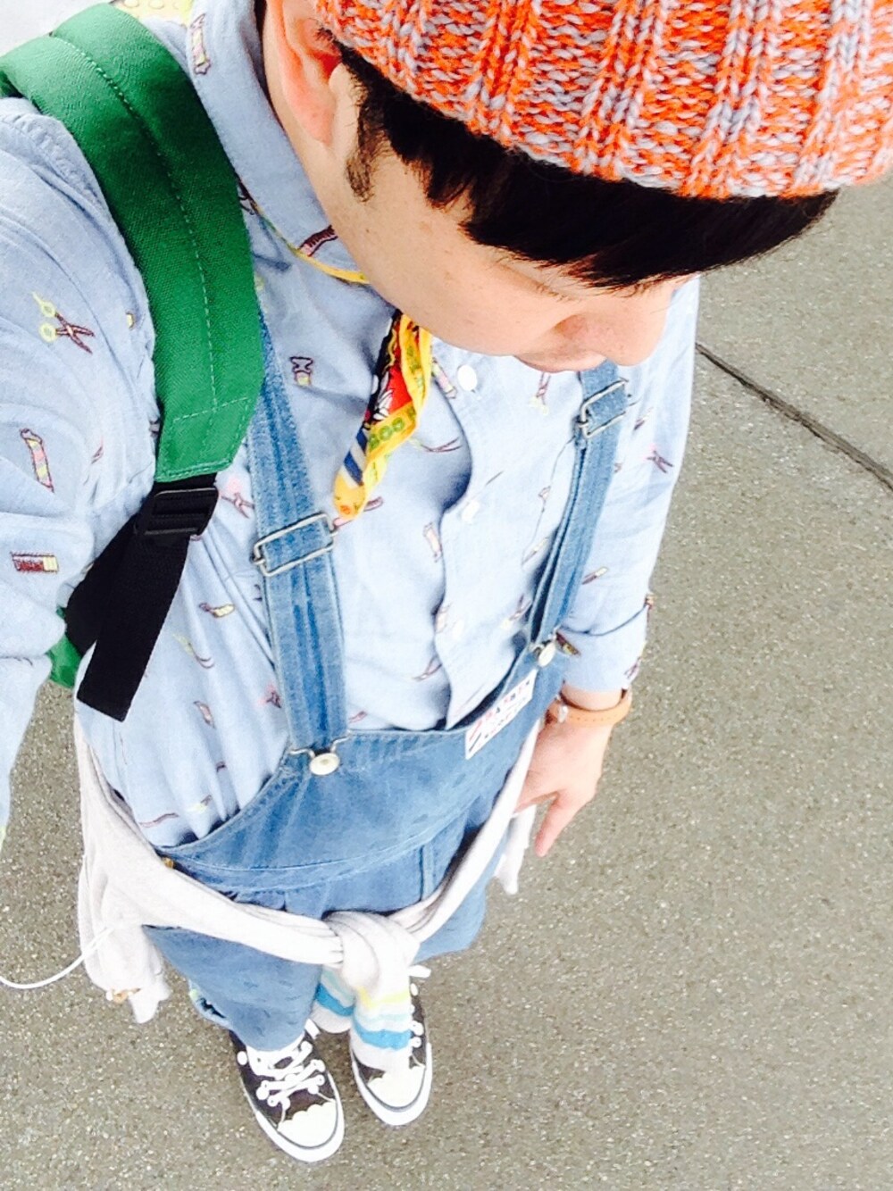 「バックパック、FRAPBOIS、サロペット、ニット帽、コンバース、マンハッタンポーテージ」｜「BEAMS BOYのManhattan Portage / “MP1218” SPECIAL（バックパック/リュック、グリーン系）」を使った、たかやんさん（メンズ・165cm）の秋コーディネートの1枚目の写真