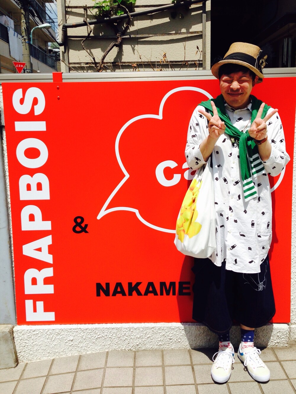 「FRAPBOIS、FRAPBOIS half、FRAPBOIS(フラボア)も着てます、むぎわら帽子、シャツワンピ」｜「FRAPBOIS halfのキャンディー（スニーカー、ホワイト系）」を使った、たかやんさん（メンズ・165cm）の春コーディネートの1枚目の写真