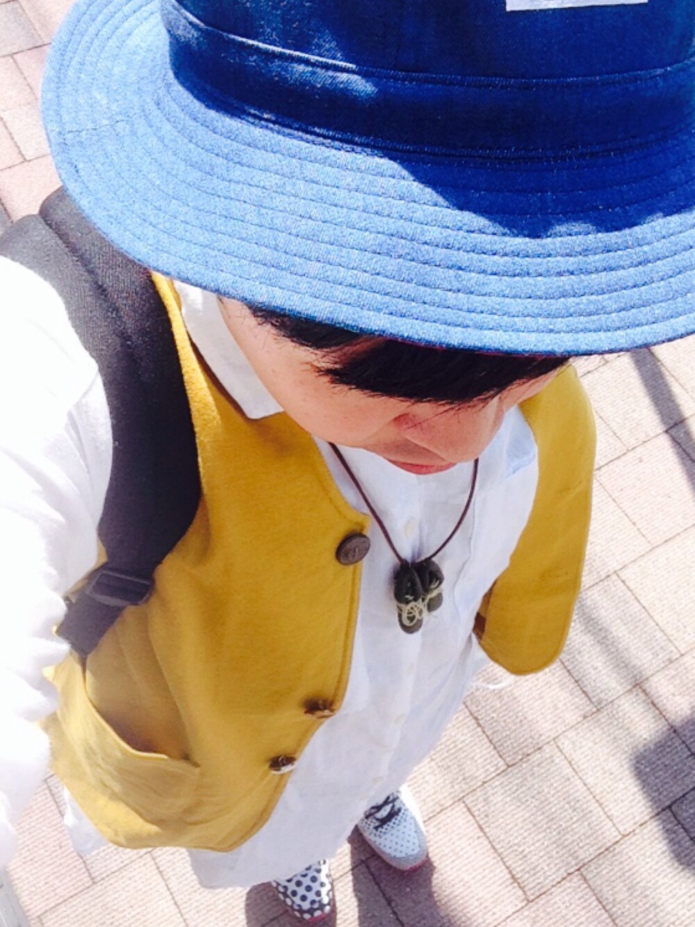「niko and ...、マーキーズ、FRAPBOIS、ニューバランス、シャツワンピ、ベスト、ハット」｜「niko and...の【niko and...】Lビッグシャツワンピース（ワンピース、ホワイト系）」を使った、たかやんさん（メンズ・165cm）の春コーディネートの1枚目の写真