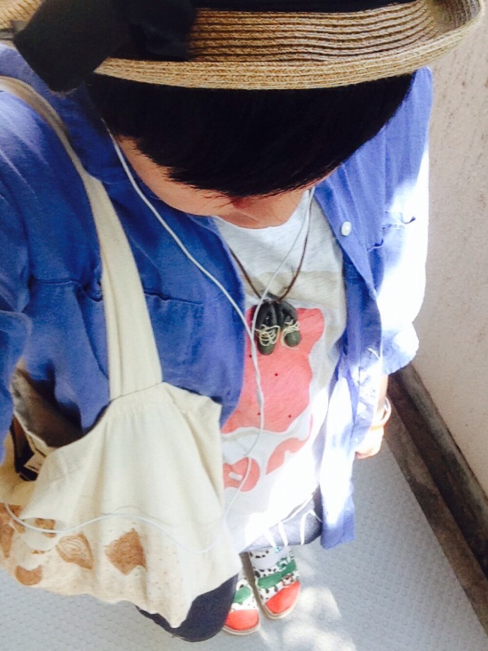 「FRAPBOIS、パン部、niko and ...、バライロノボウシ」｜「niko and...の【niko and...】オーガビッツプリントBAG（ショルダーバッグ、ブラウン系）」を使った、たかやんさん（メンズ・165cm）の春コーディネートの1枚目の写真