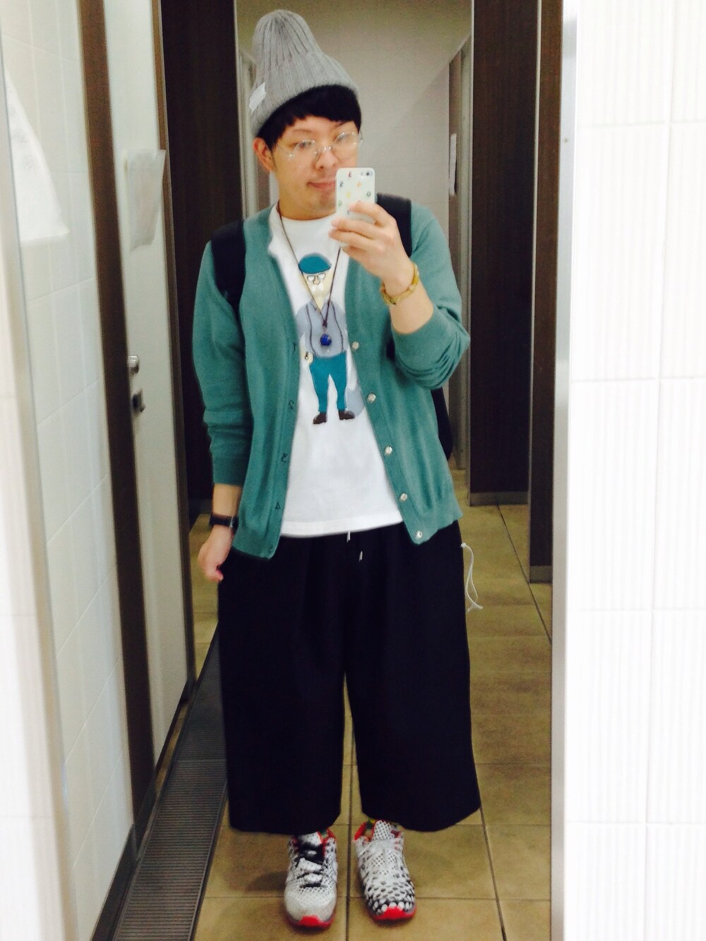 「IamI、FRAPBOIS、GU、ニューバランス、ポーター、リュック、ワイドパンツ」｜「I AM I BOYGALのアイテム（Tシャツ/カットソー、ホワイト系）」を使った、たかやんさん（メンズ・165cm）の秋コーディネートの1枚目の写真