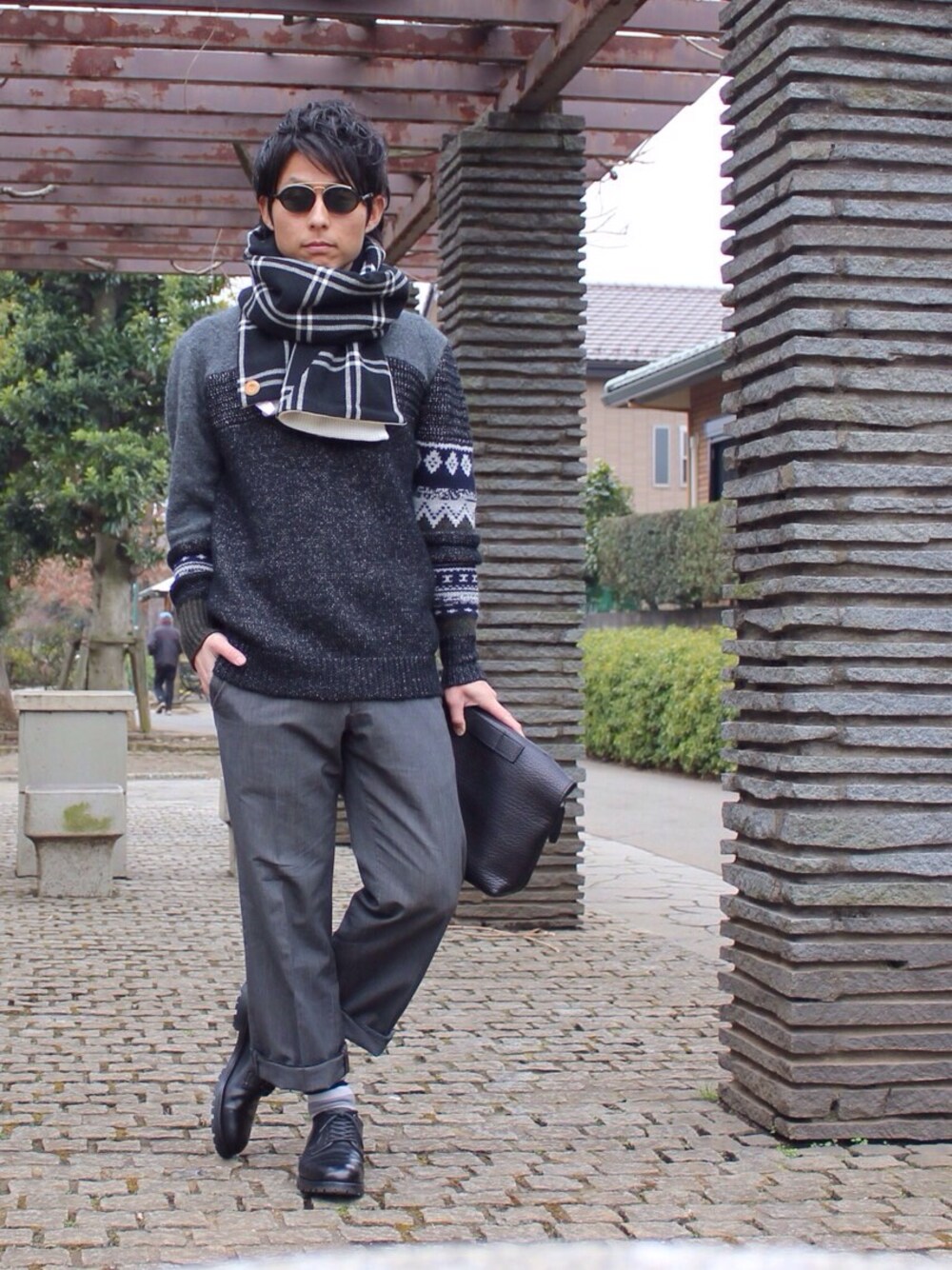 「柄マフラー、革靴、ワイドパンツ、サングラス、クラッチバッグ」｜「3.1 Phillip Limのニット（シャツ/ブラウス、グレー系）」を使った、neederさん（メンズ・165cm）の冬コーディネートの1枚目の写真