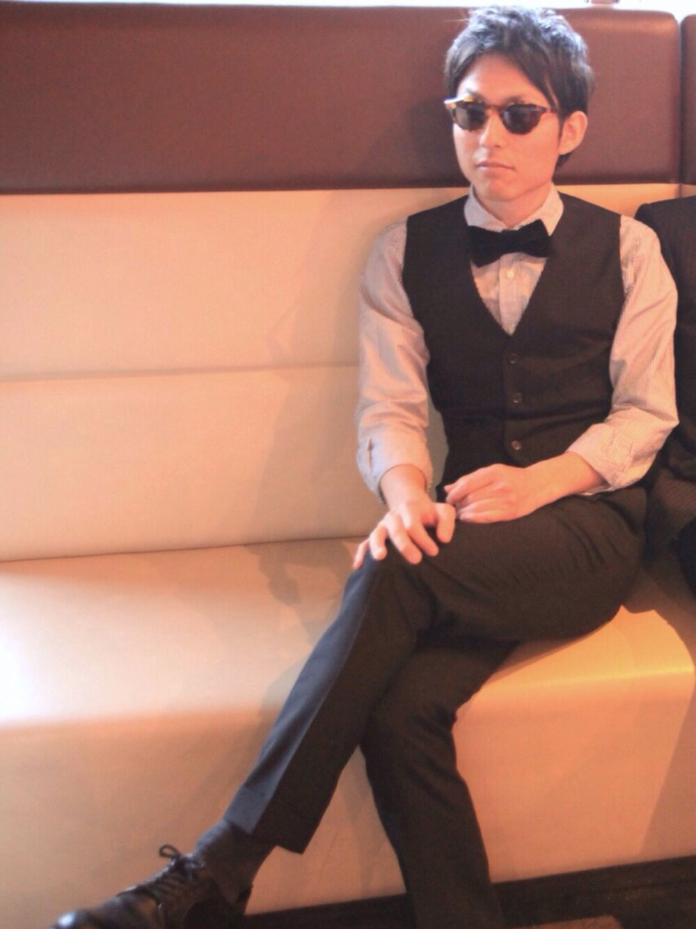 グレー系のシャツ/ブラウス、ブラック系のベスト、ブラック系のその他パンツを着用したメンズの春コーディネートの1枚目の写真