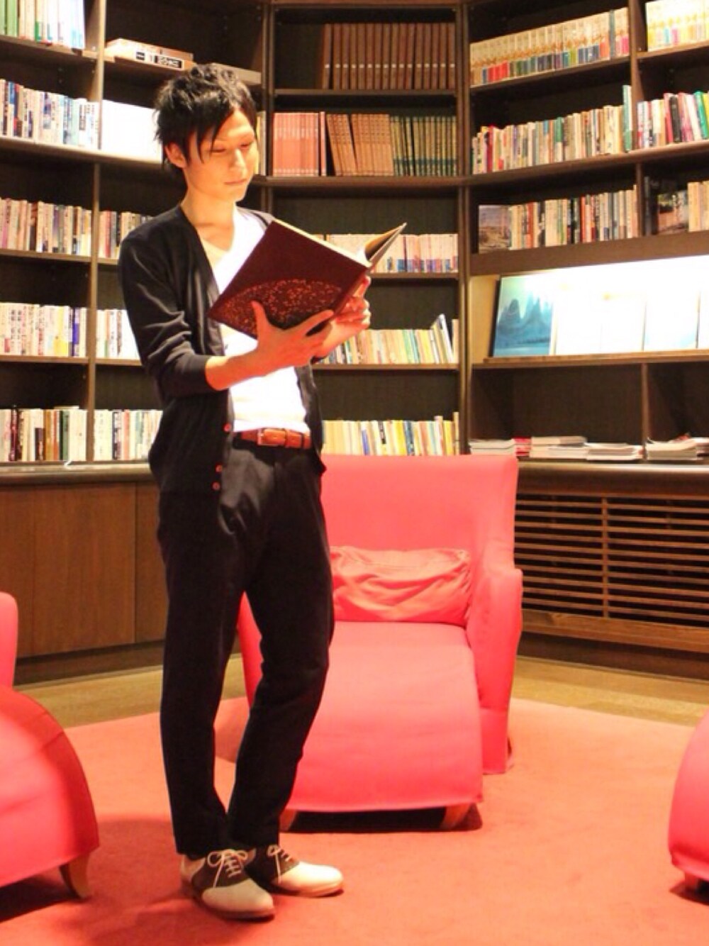 「カーディガン、スラックス、白Tシャツ、サドルシューズ、読書」｜「LANVIN en Bleuのアイテム（Tシャツ/カットソー、ホワイト系）」を使った、neederさん（メンズ・165cm）の夏コーディネートの1枚目の写真