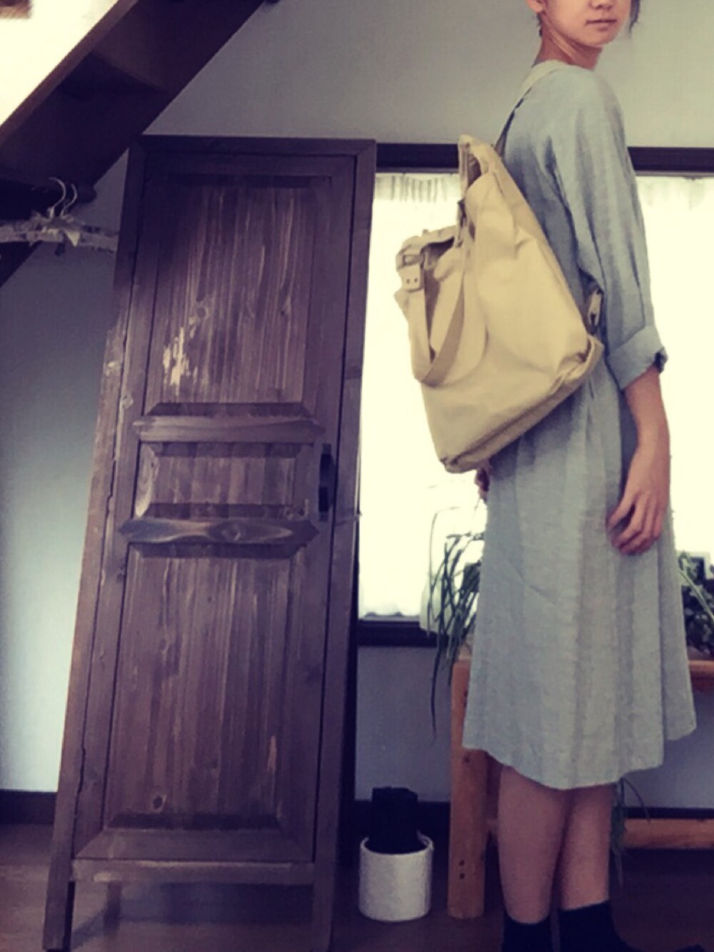 グレー系のシャツ/ブラウス、ベージュ系のバッグを着用したレディースの秋コーディネートの1枚目の写真