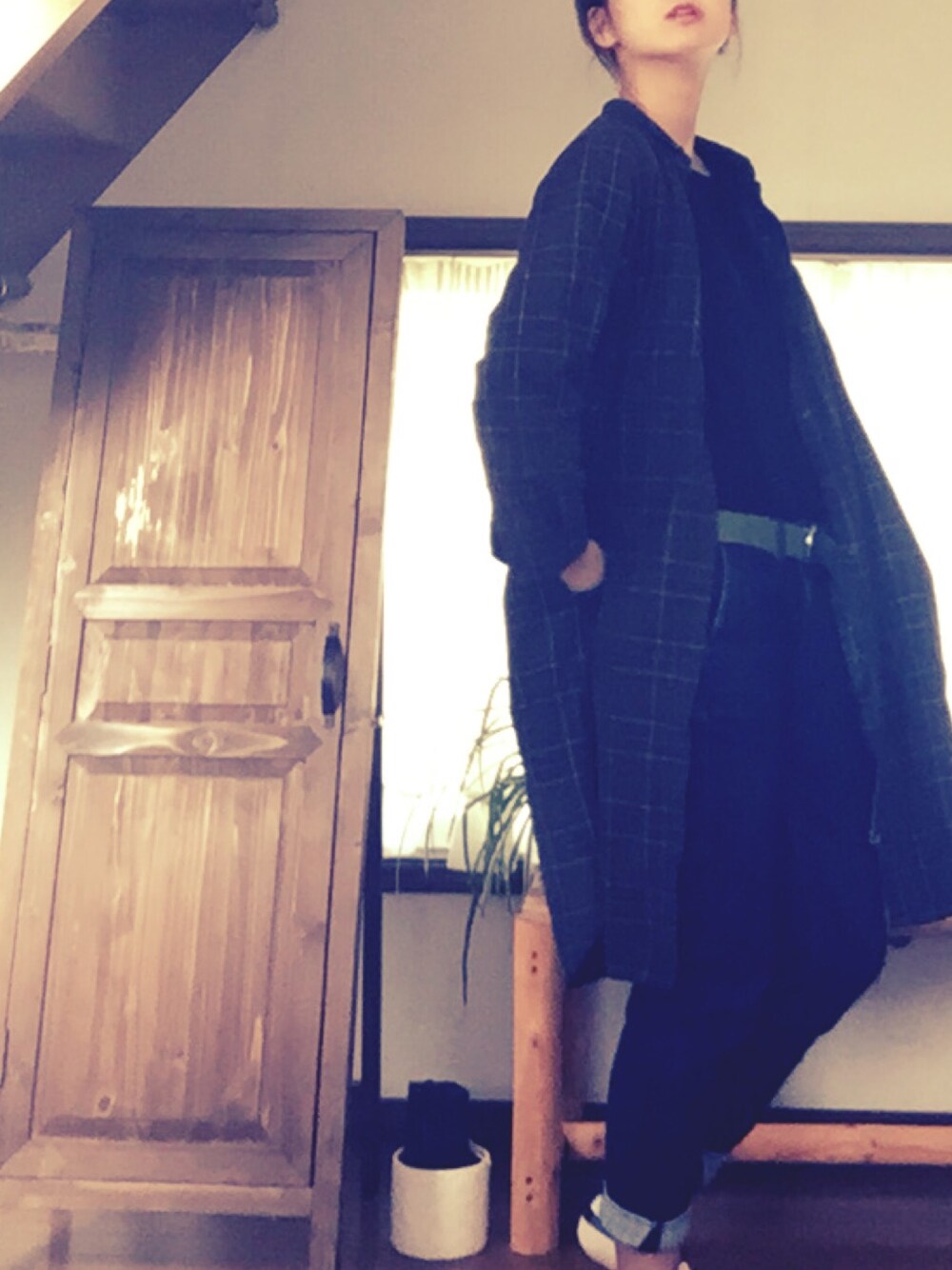 ブラック系のシャツ/ブラウス、ブラック系のTシャツ/カットソー、ブルー系のデニムパンツを着用したレディースの秋コーディネートの1枚目の写真