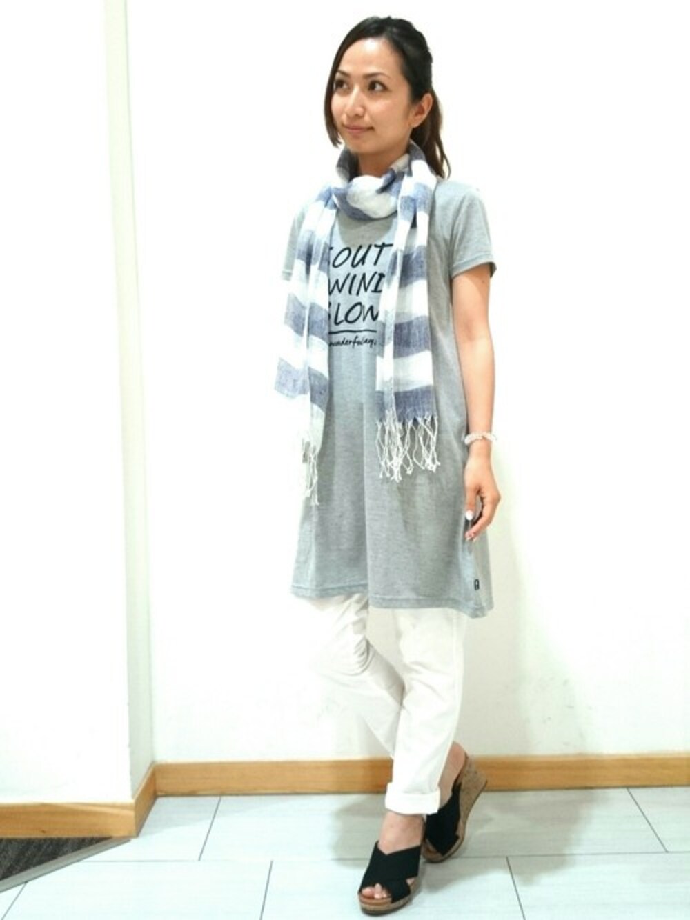 「ロゴT、カジュアル、ボーダー、グレー、ラフ、ウエッジソール、ホワイトパンツ、きれいめカジュアル、Tシャツワンピ、さわやか」｜「McGREGOR CLASSICの春色ｶﾗｰｽｷﾆｰﾊﾟﾝﾂ（その他パンツ、ホワイト系）」を使った、K.Kさん（レディース・153cm）の夏コーディネートの1枚目の写真