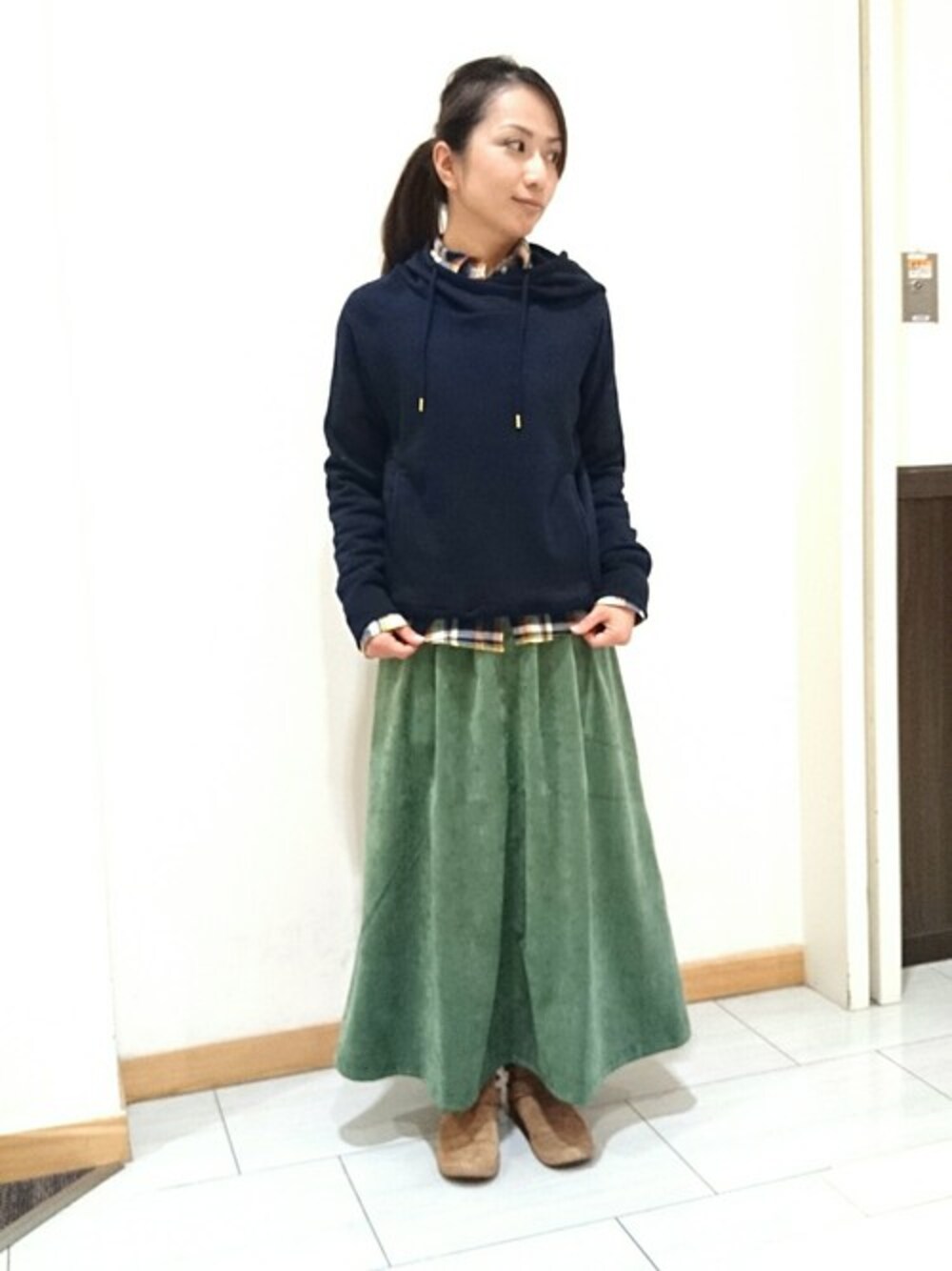 「カジュアル、チェックシャツ、パーカー、ネイビー、ショートブーツ、ロングスカート、Aライン、ラクチンコーデ、パーカーコーデ、グリーン×ネイビー」｜「McGREGOR CLASSICのチェック長袖シャツ（シャツ/ブラウス、イエロー系）」を使った、K.Kさん（レディース・153cm）の冬コーディネートの1枚目の写真