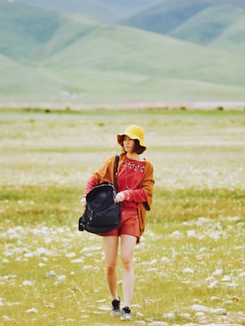 「travel」｜「アイテム（ポンチョ）」を使った、June Hui さん（レディース・160cm）の夏コーディネート