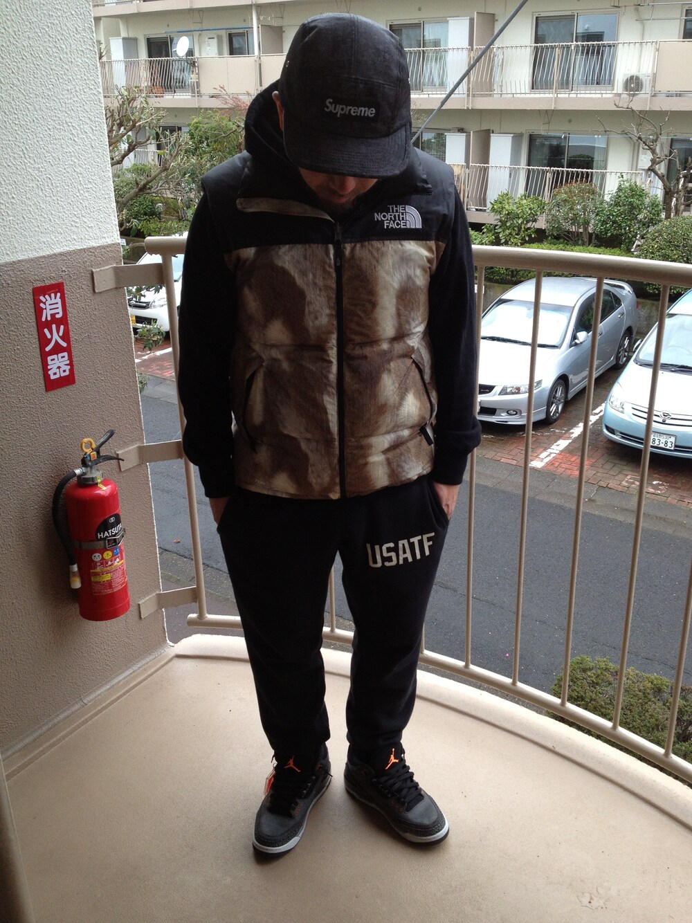 「Supreme のアイテム（ダウンベスト、ゴールド系）」を使った、あきひこさん（メンズ・166cm）の春コーディネートの1枚目の写真