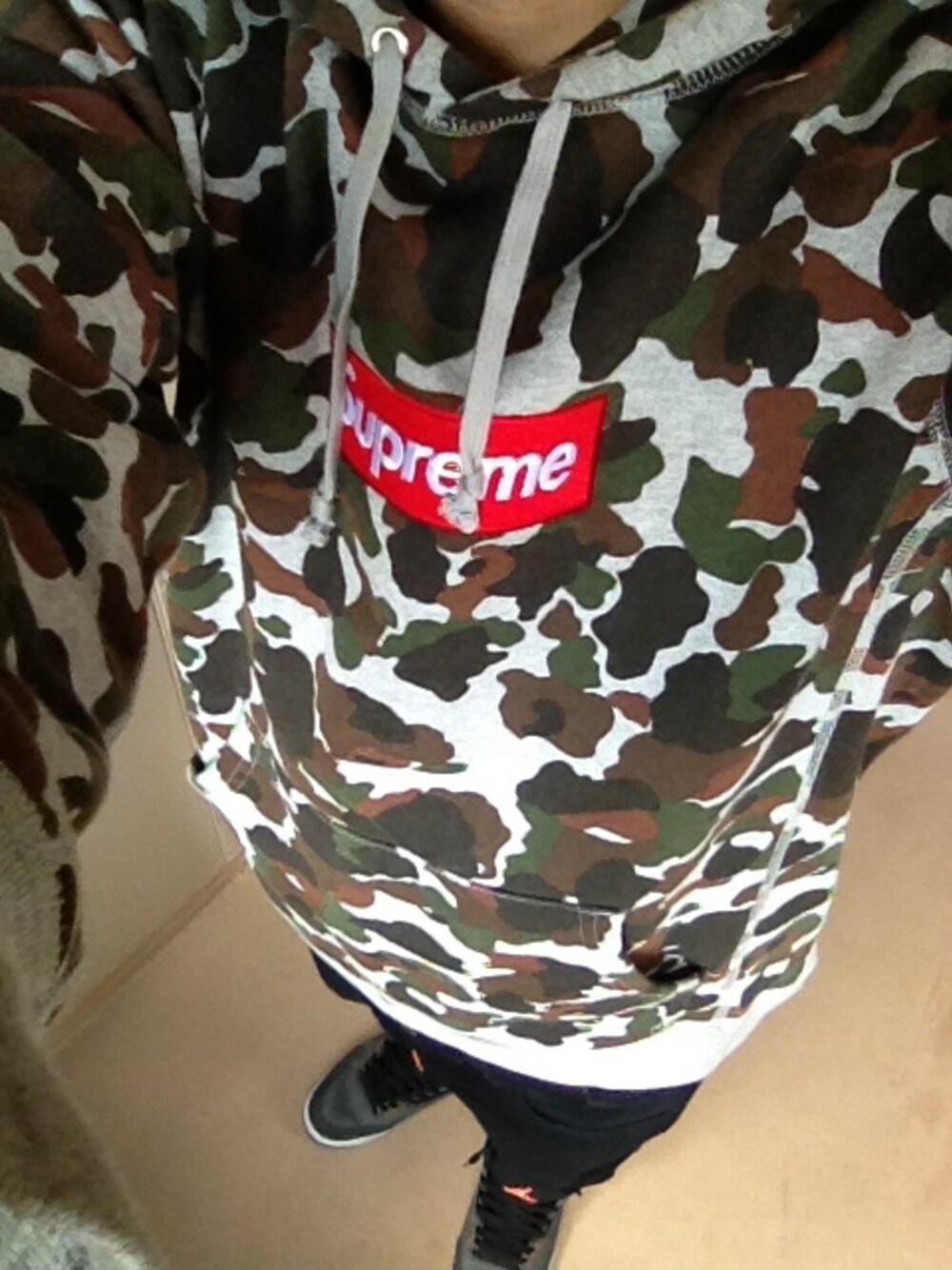 「Supreme のアイテム（パーカー、その他）」を使った、あきひこさん（メンズ・166cm）の春コーディネートの1枚目の写真