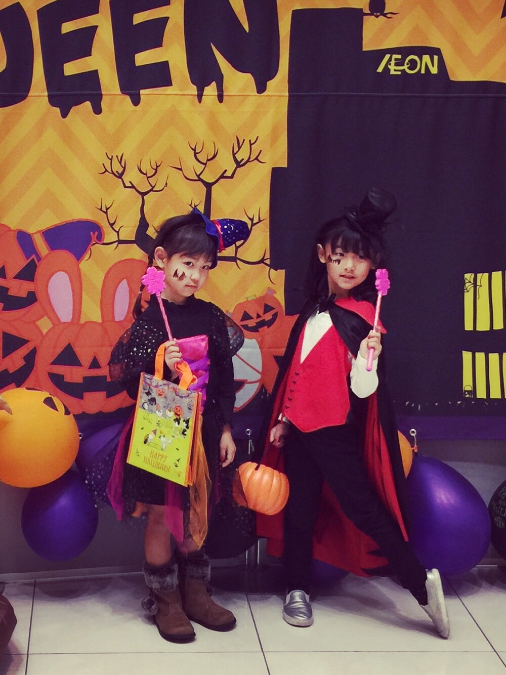 「halloween、ハロウィン、ドラキュラ、キッズコーデ、仮装、いとこ、魔女コーデ、ウィッチ、コスプレ」｜「H&Mのアイテム（その他、ブラック系）」を使った、angmaさん（キッズ・110cm）の秋コーディネートの1枚目の写真