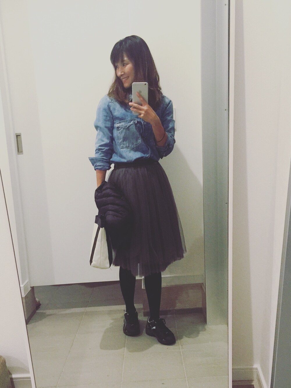 「デニム、チュールスカート、きれいめカジュアル、ダウンベスト、ユニクロ、ユニジョ、ZARA、ザラジョ、デニム×スニーカー、ママコーデ」｜「titivateのアイテム（スカート、グレー系）」を使った、angmaさん（レディース・160cm）の秋コーディネートの1枚目の写真