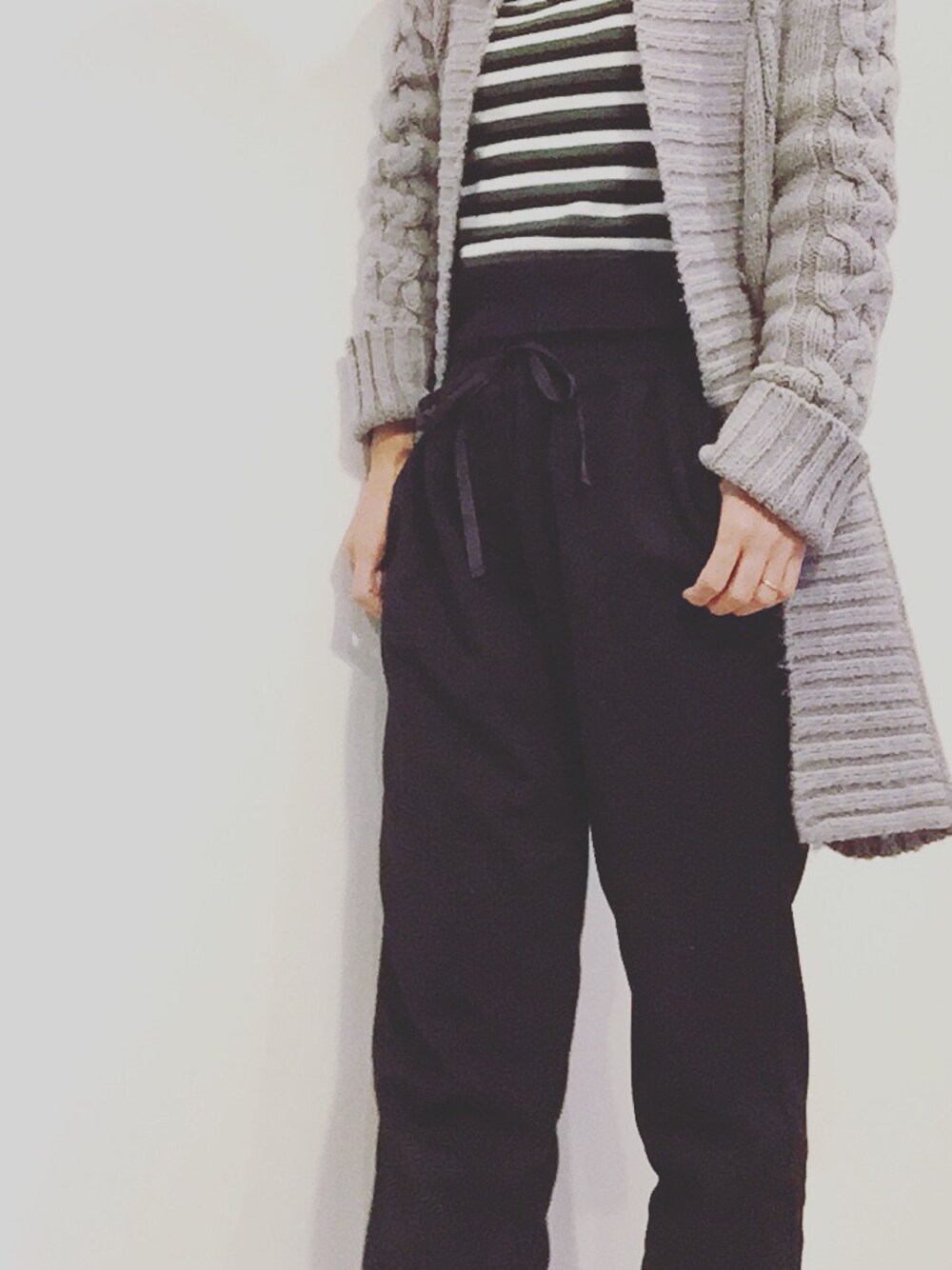 「プチプラ、きれいめカジュアル、ニットカーディガン、ママコーデ、ボーダー、coordinate」｜「しまむらのアイテム（その他パンツ、ブラック系）」を使った、angmaさん（レディース・160cm）の冬コーディネートの1枚目の写真