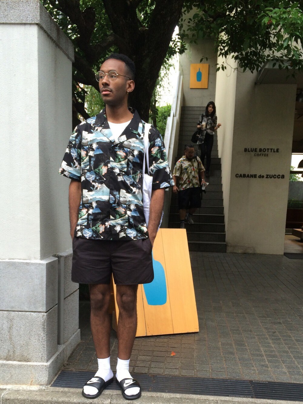 「休日スタイル、H&M、EN ROUTE(EN ROUTE)、benassi、NIKE、MR.GENTLEMAN、土曜日、HARE」｜「MR.GENTLEMANのアイテム（トートバッグ、ホワイト系）」を使った、マキオ！さん（メンズ・180cm）の春コーディネートの1枚目の写真