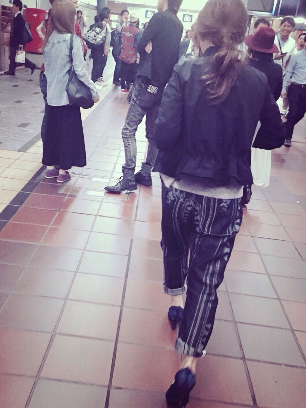 「スタジャン、デニム、尾行」｜「kaeneのアイテム（ブルゾン、ブラック系）」を使った、imiさん（レディース・160cm）の冬コーディネートの1枚目の写真