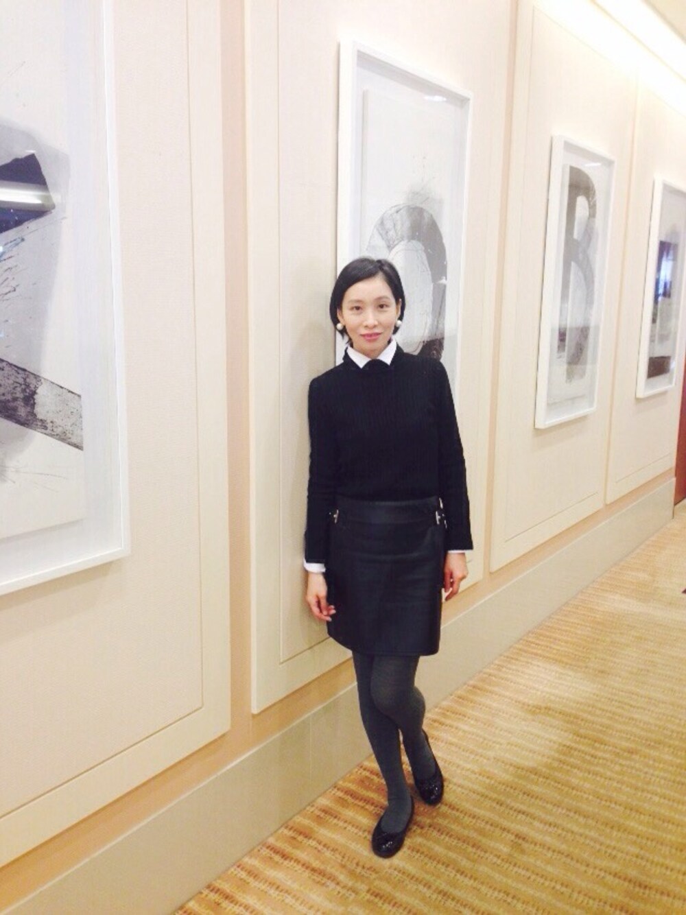 「襟付きワンピース、白シャツ」｜「H&Mのアイテム（スカート、ブラック系）」を使った、Naoko  Leeさん（レディース・163cm）の春コーディネートの1枚目の写真