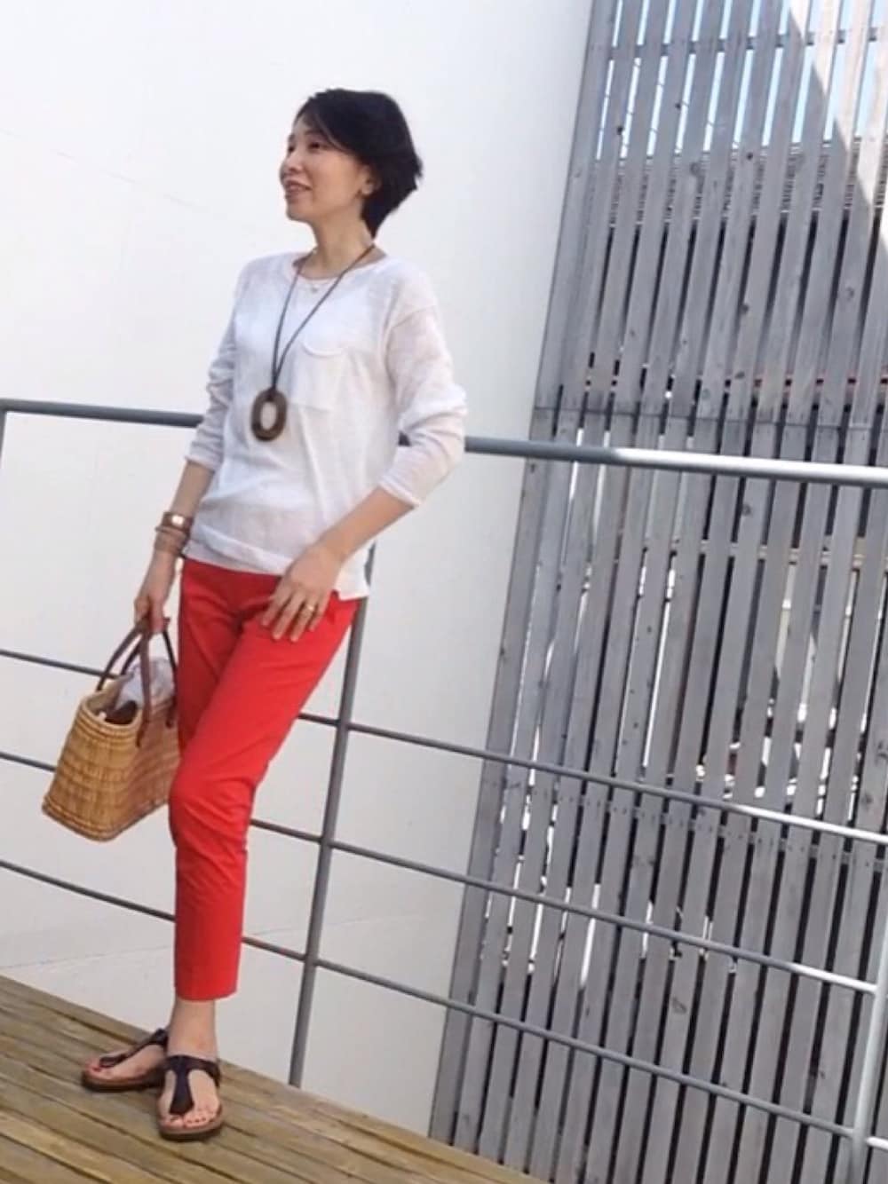 「ファティマモロッコ、birkenstock、エルメス、赤パンツ」｜「H&Mのアイテム（Tシャツ/カットソー、ホワイト系）」を使った、Naoko  Leeさん（レディース・163cm）の春コーディネートの1枚目の写真