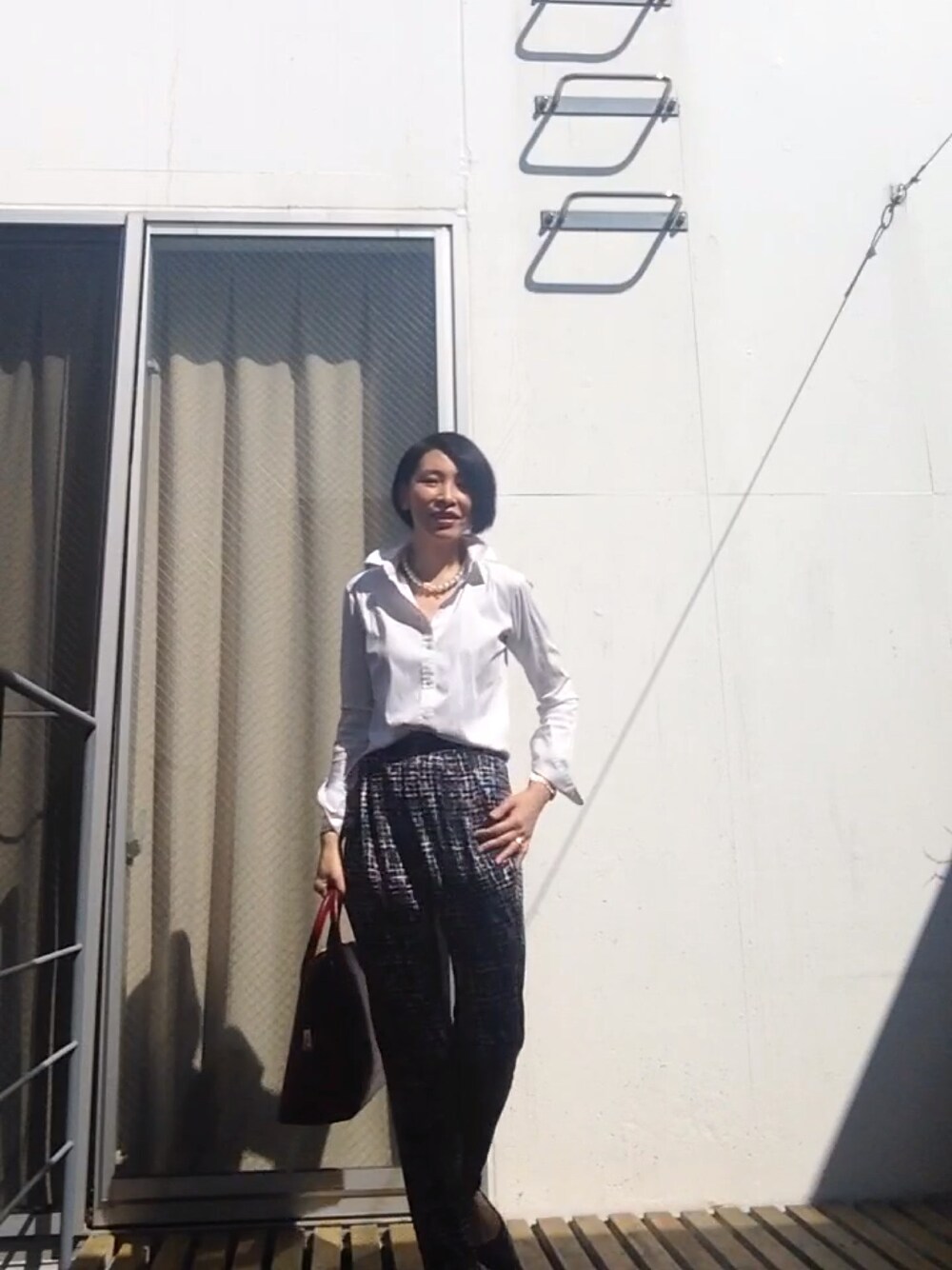 「白シャツ」｜「UNIQLOのアイテム（シャツ/ブラウス、ホワイト系）」を使った、Naoko  Leeさん（レディース・163cm）の春コーディネートの1枚目の写真