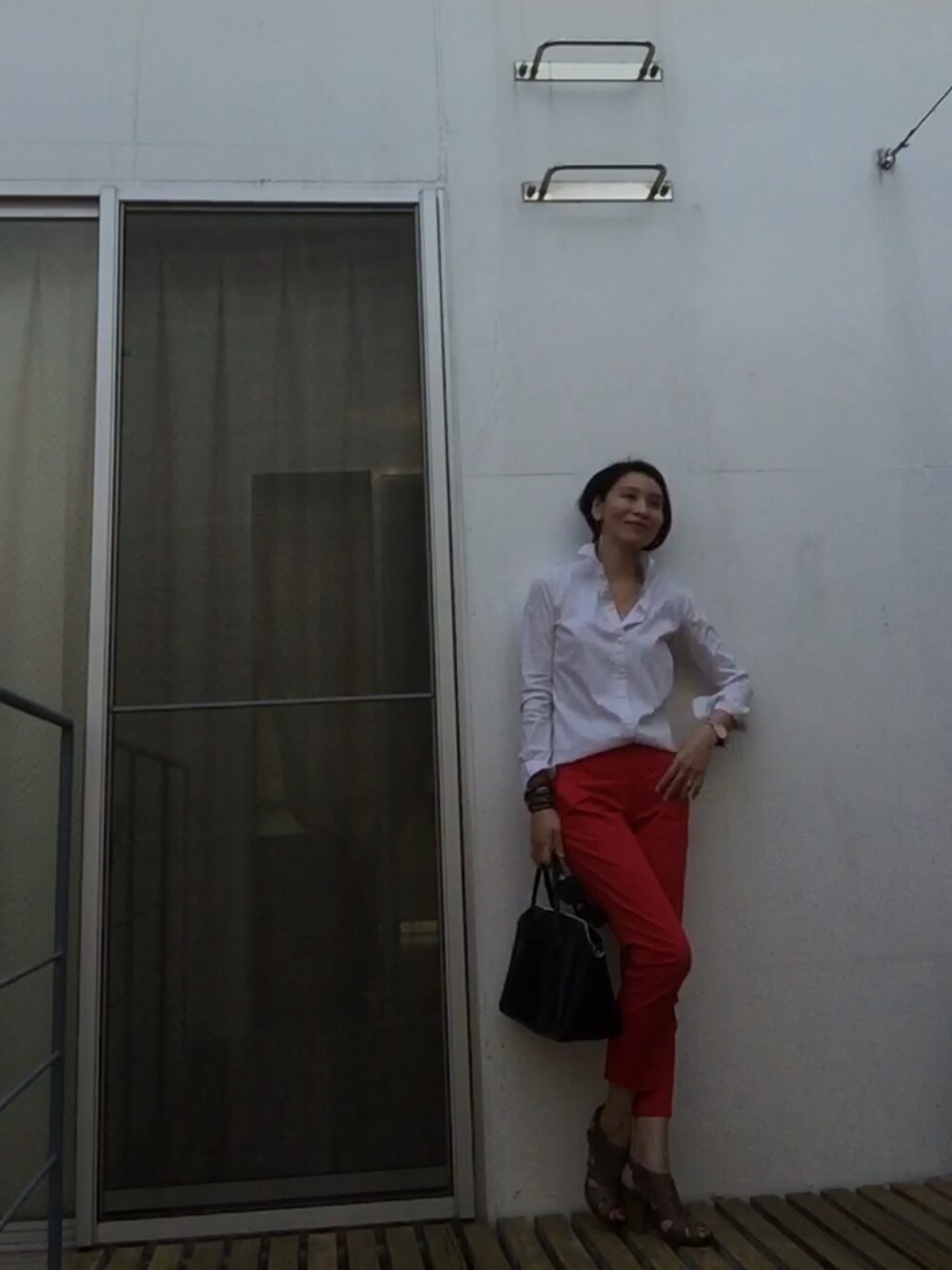 「白シャツ、赤パンツ」｜「UNIQLOのアイテム（その他パンツ、レッド系）」を使った、Naoko  Leeさん（レディース・163cm）の春コーディネートの1枚目の写真