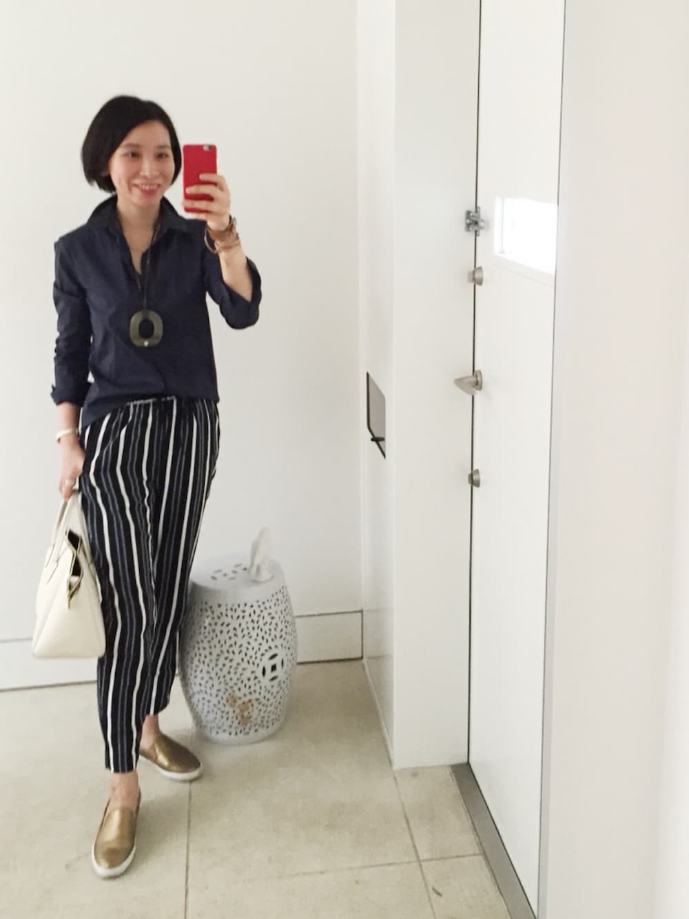 「ストライプパンツ、シャツスタイル、エルメス」｜「HERMESのアイテム（ネックレス、ベージュ系）」を使った、Naoko  Leeさん（レディース・163cm）の夏コーディネートの1枚目の写真