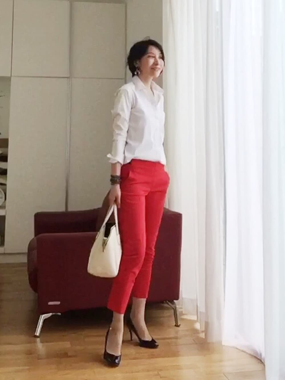 「白シャツ、赤パンツ」｜「UNIQLOのアイテム（シャツ/ブラウス、ホワイト系）」を使った、Naoko  Leeさん（レディース・163cm）の夏コーディネートの1枚目の写真