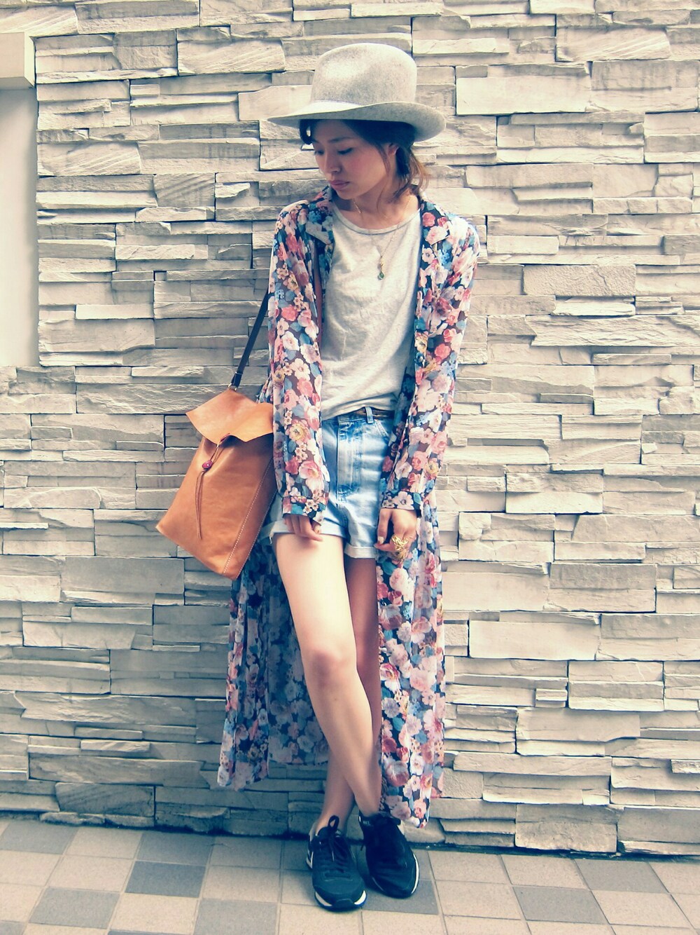 「ロングシャツワンピ、ロングシャツ、花柄シャツ、シャツワンピ、ショートパンツ、ハット、デニムショートパンツ、スニーカー、スニーカーコーデ」｜「ROSE BUDのアイテム（帽子、グレー系）」を使った、shizuka さん（レディース・163cm）の夏コーディネートの1枚目の写真
