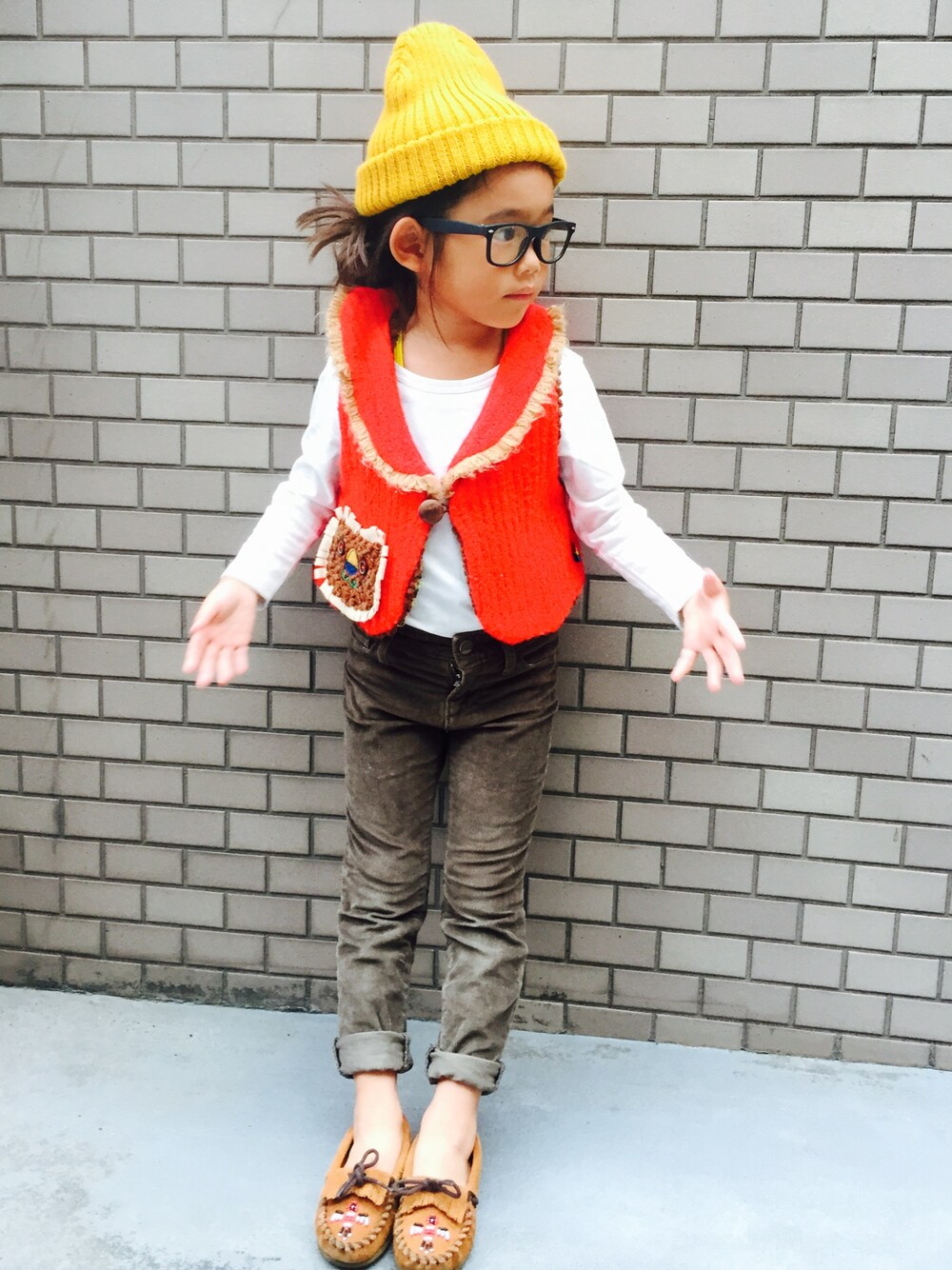 「5歳、女の子、キッズコーデ、ベスト、コーデュロイ、無印良品、ニット帽、3coins、沖縄、水着」｜「3coinsのアイテム（ニットキャップ/ビーニー、イエロー系）」を使った、マチュさん（キッズ・110cm）の秋コーディネートの1枚目の写真