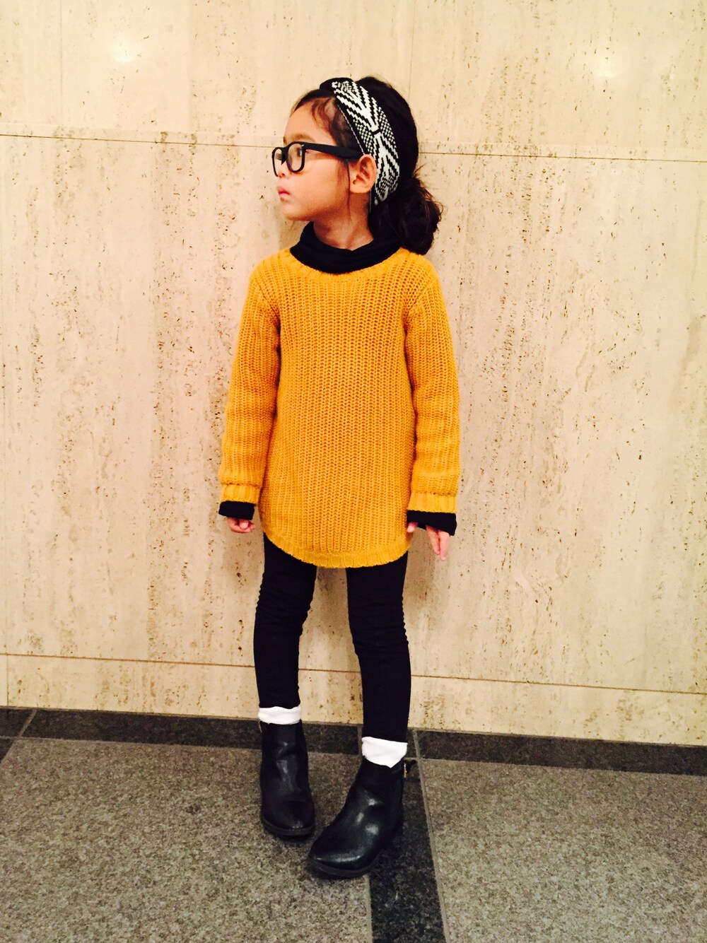 「ニット、レギンス、タートルネック、ターバン、5歳、女の子、ブーツ、秋コーデ、からし色、キッズコーデ」｜「3coinsのアイテム（ヘアバンド、ブラック系）」を使った、マチュさん（キッズ・110cm）の秋コーディネートの1枚目の写真