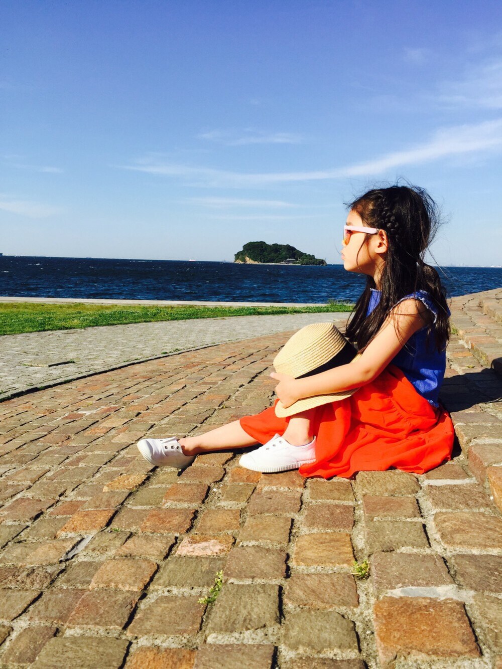 「夏コーデ、マキシスカート、ノースリーブ、切りっぱなし、フリンジ、カンカン帽、ロングスカート、赤、デニム、5歳」｜「ZARA KIDSのアイテム（Tシャツ/カットソー、ブルー系）」を使った、マチュさん（キッズ・110cm）の春コーディネートの1枚目の写真