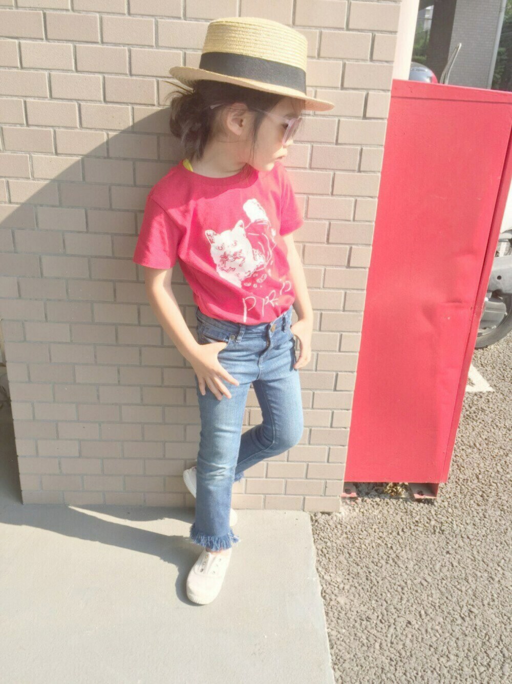 「フリンジデニム、リメイク、カットオフ、カンカン帽、Tシャツ、サングラス、5歳、スニーカー、夏コーデ、切りっぱなし」｜「GUAPAの【GUAPA BABY(グアパベビー)】 ストローカンカンハット（ハット、ブラック系）」を使った、マチュさん（キッズ・110cm）の春コーディネートの1枚目の写真