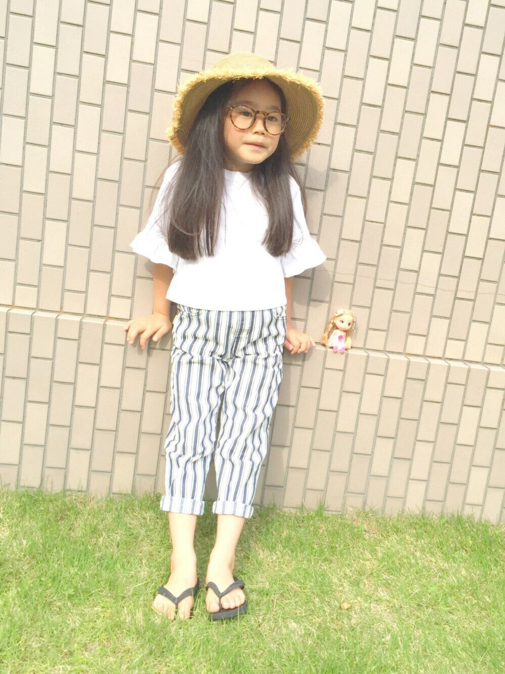 「夏コーデ、サンサンサンさわやかサンダル祭、ビーチサンダル、サンダル、むぎわら帽子、フリンジ、カットオフ、めがね、ハット、ストライプパンツ」｜「こども ビームスのINFIELDER DESIGN×こども ビームス / フリンジトリム ハット (52～56cm) （ハット、ブラウン系）」を使った、マチュさん（キッズ・110cm）の夏コーディネートの1枚目の写真