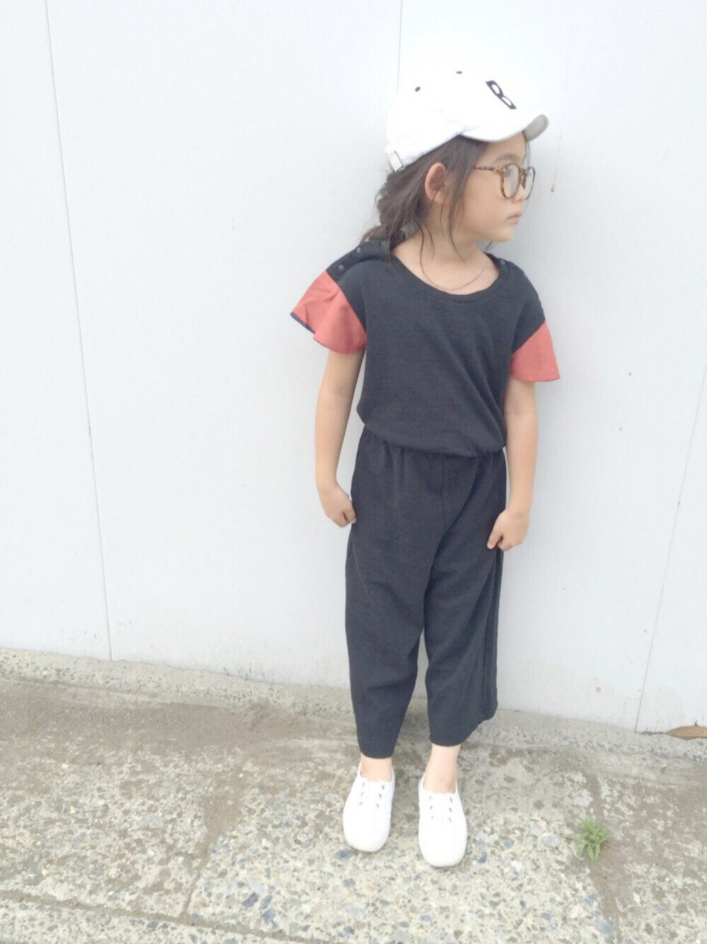 「夏コーデ、祭り、オールインワン、キャップ、編み込みヘア、めがね、スニーカー、シエンタ」｜「SWAP MEET MARKETの８分丈サロペット（サロペット/オーバーオール、ブラック系）」を使った、マチュさん（キッズ・110cm）の夏コーディネートの1枚目の写真