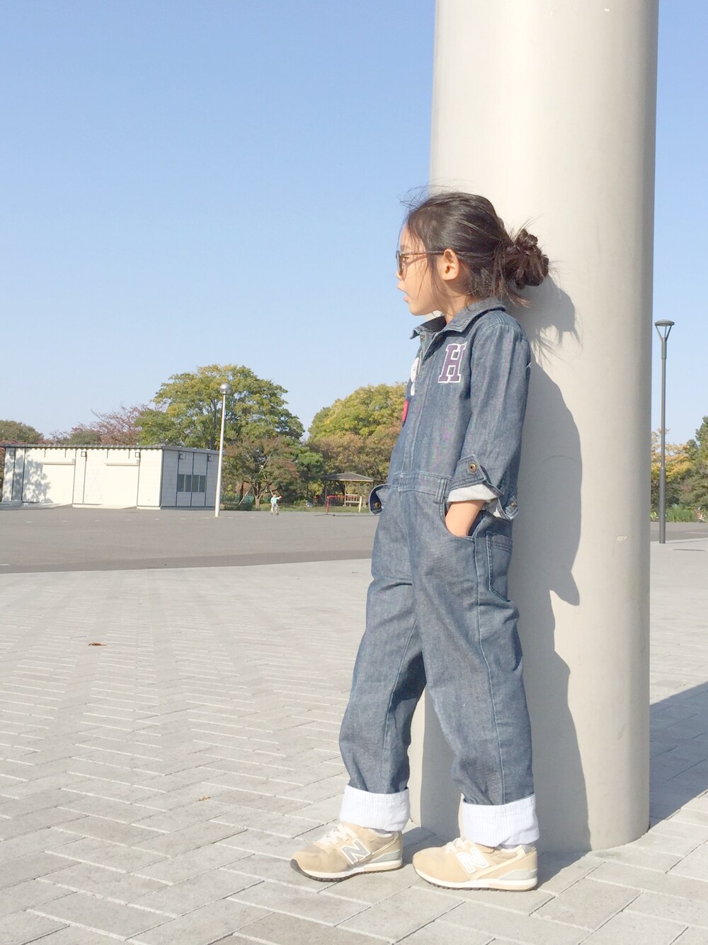 「秋コーデ、つなぎ、公園、スニーカー、公園スタイル、休日スタイル」｜「TOMMY HILFIGERのアイテム（つなぎ/オールインワン、ブルー系）」を使った、マチュさん（キッズ・120cm）の秋コーディネートの1枚目の写真