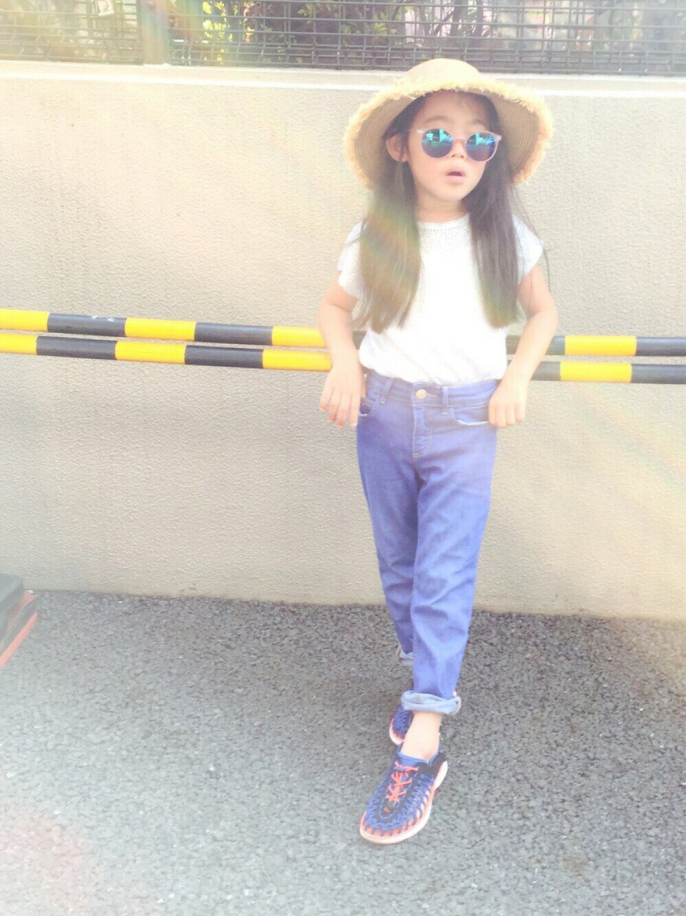 シルバー系のニット/セーター、ブルー系のスニーカー、ブラウン系のハットを着用したキッズの夏コーディネートの1枚目の写真