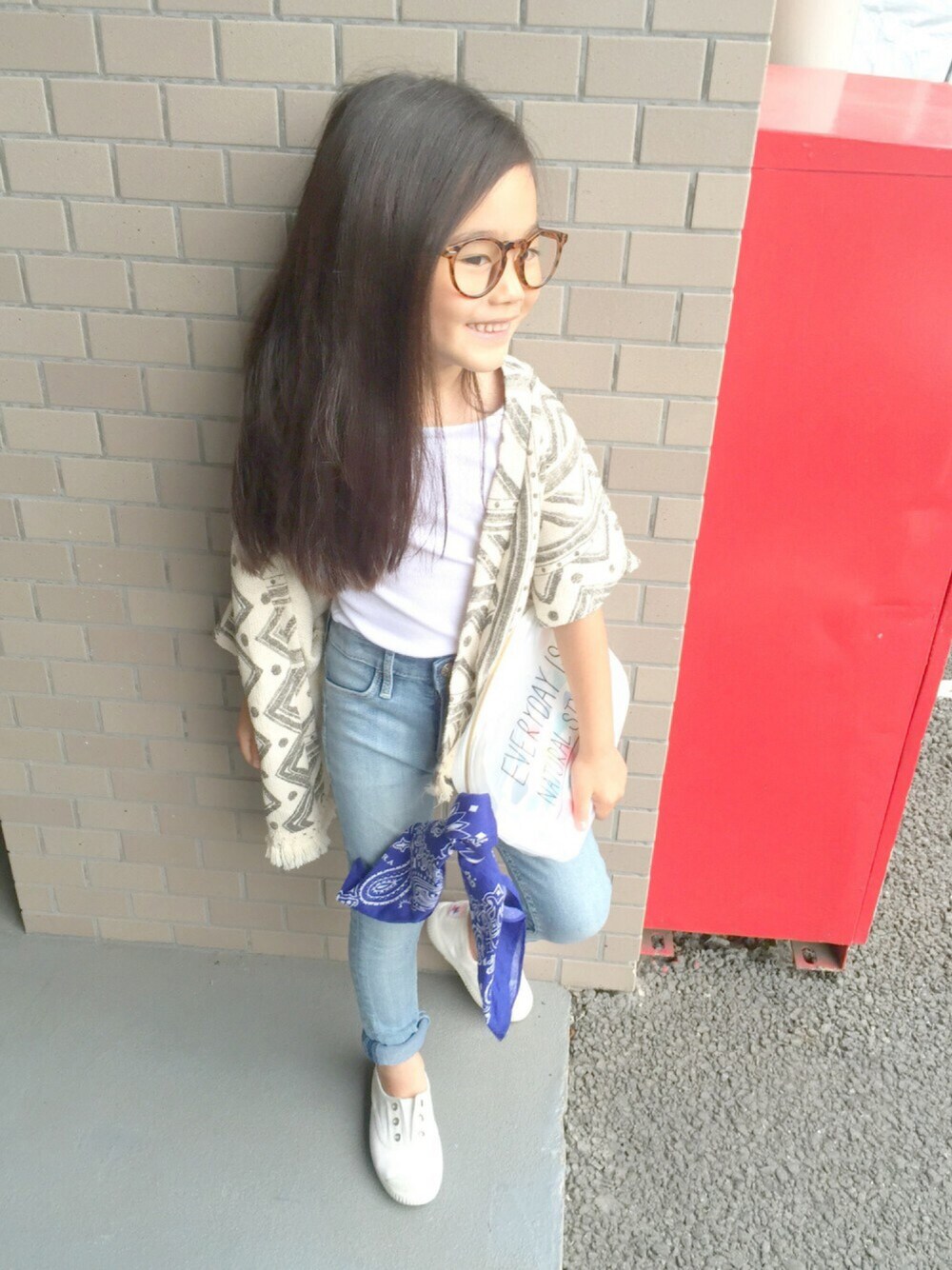 「カジュアル、フリンジ、バンダナ、白Tシャツ、ポンチョ、デニムパンツ、クラッチバッグ、めがね、ZARA」｜「BREEZEのアイテム（メガネ、ブラウン系）」を使った、マチュさん（キッズ・110cm）の春コーディネートの1枚目の写真