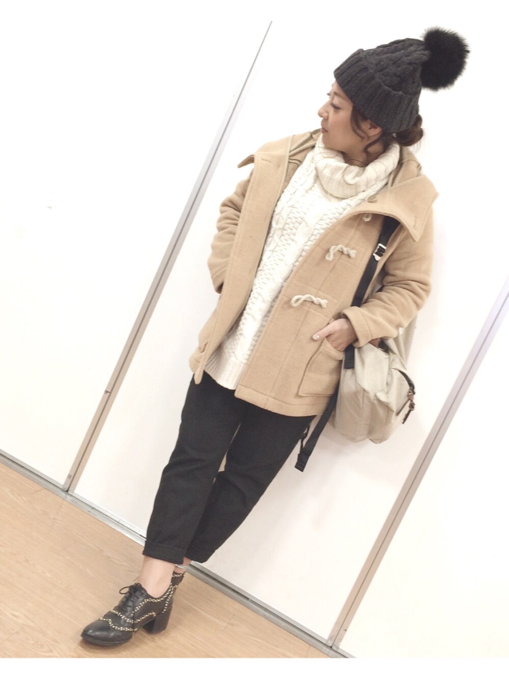 「シンプルコーデ、オトナカジュアル、カジュアル、ダッフルコート、タートルネックニット、白ニット」｜「PLAIN CLOTHINGの【PLAIN CLOTHING】ポンポンケーブルニット帽（ニットキャップ/ビーニー、グレー系）」を使った、chanmikeyさん（レディース・155cm）の冬コーディネートの1枚目の写真