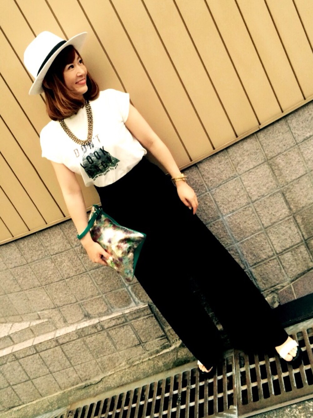 「ワイドパンツ、クラッチバッグ、GU、ジーユー、オトナカジュアル、ゆるコーデ、ストローハット」｜「GUのアイテム（Tシャツ/カットソー、ホワイト系）」を使った、チカにゃんさん（レディース・155cm）の春コーディネートの1枚目の写真