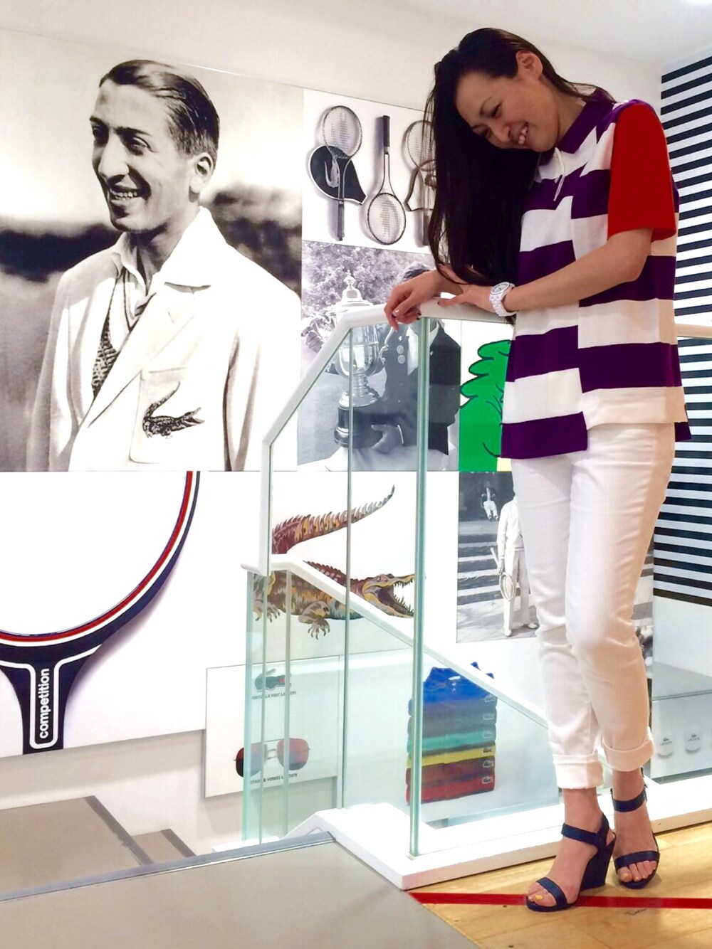 ブルー系のサンダル、ホワイト系のデニムパンツ、パープル系のポロシャツを着用したレディースの夏コーディネートの1枚目の写真