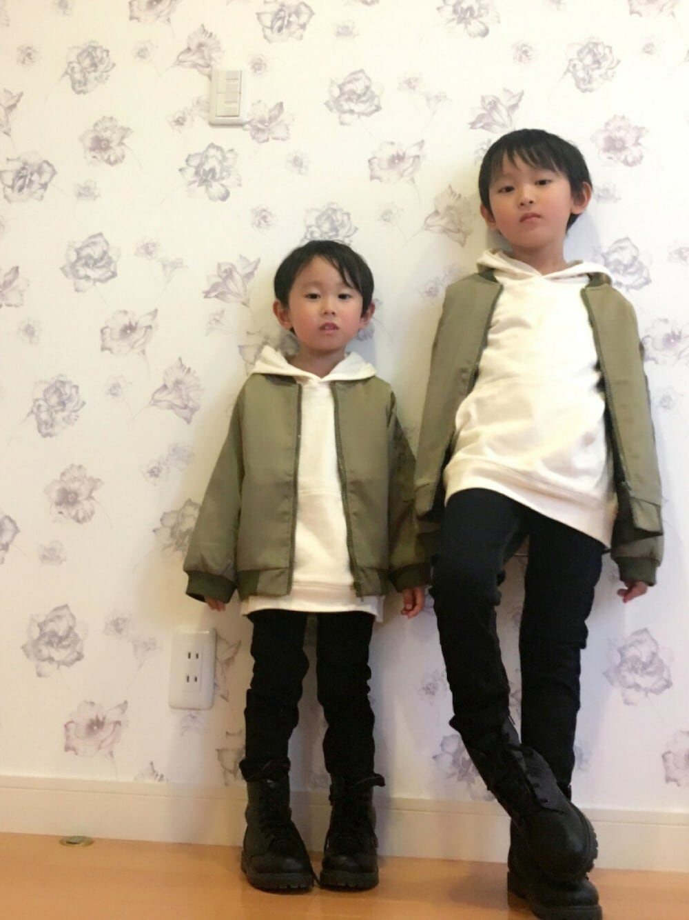 グリーン系のその他アウター、ホワイト系のパーカー、ブラック系のその他パンツを着用したキッズの秋コーディネートの1枚目の写真